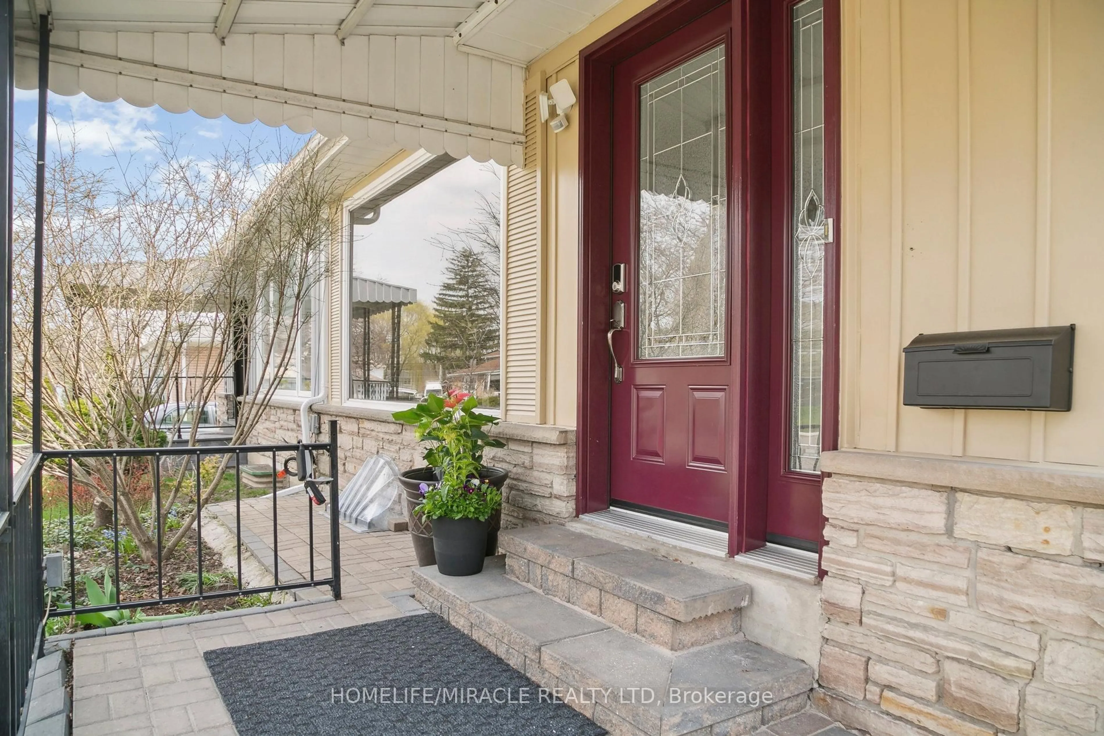 Indoor entryway for 1612 Wavell Cres, Mississauga Ontario L4X 1X1