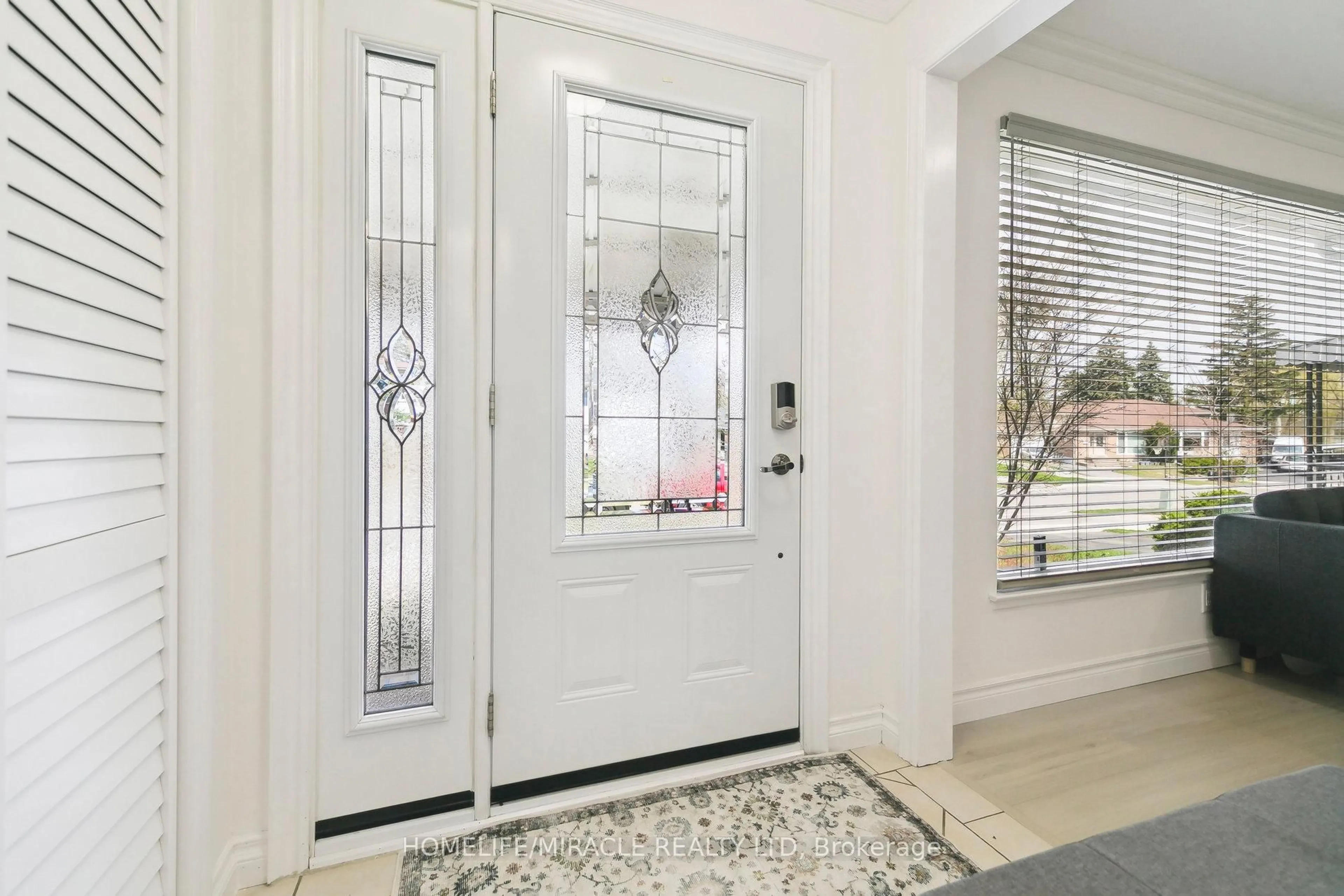 Indoor entryway for 1612 Wavell Cres, Mississauga Ontario L4X 1X1