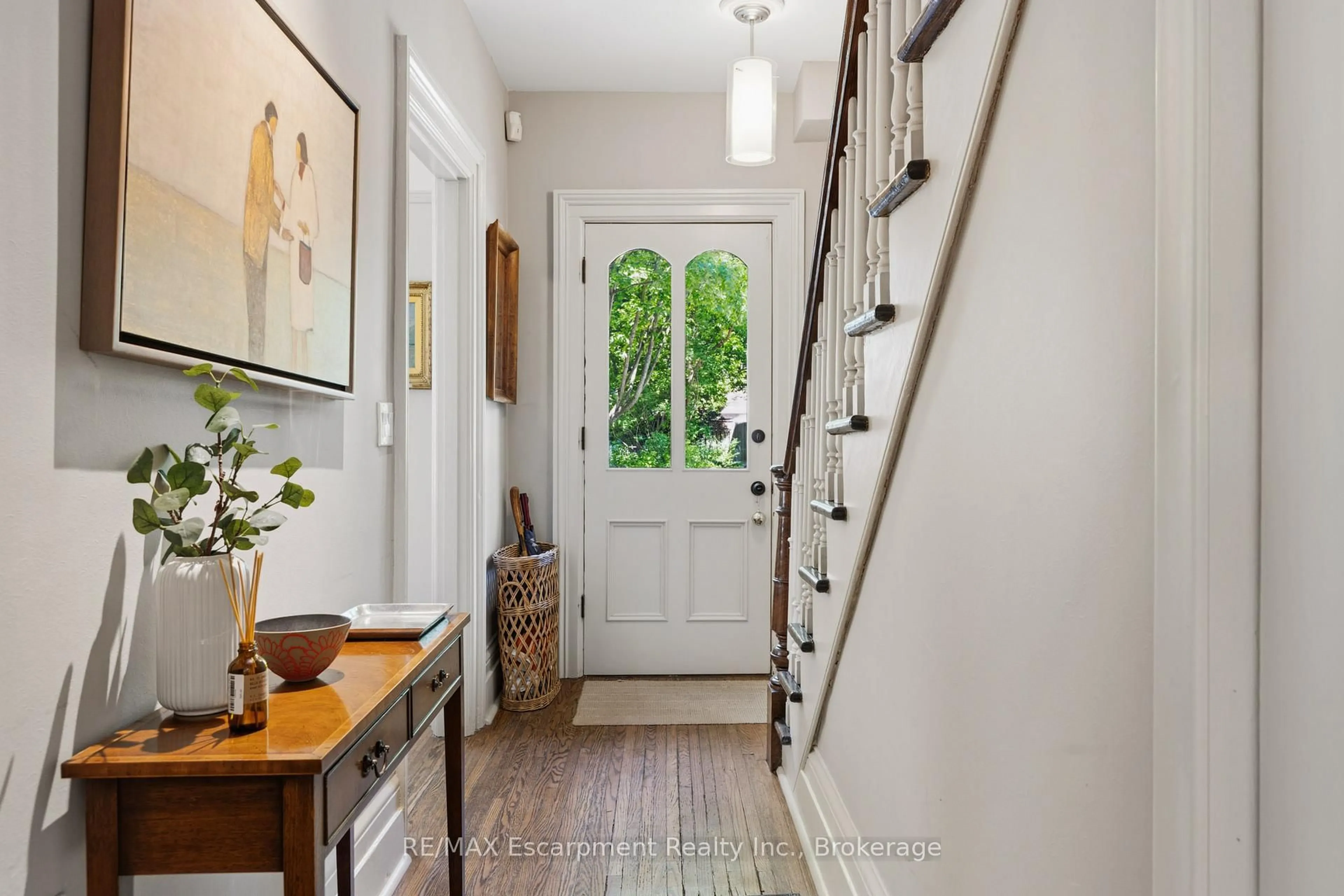 Indoor entryway for 332 Palmer Ave, Oakville Ontario L6J 1T3