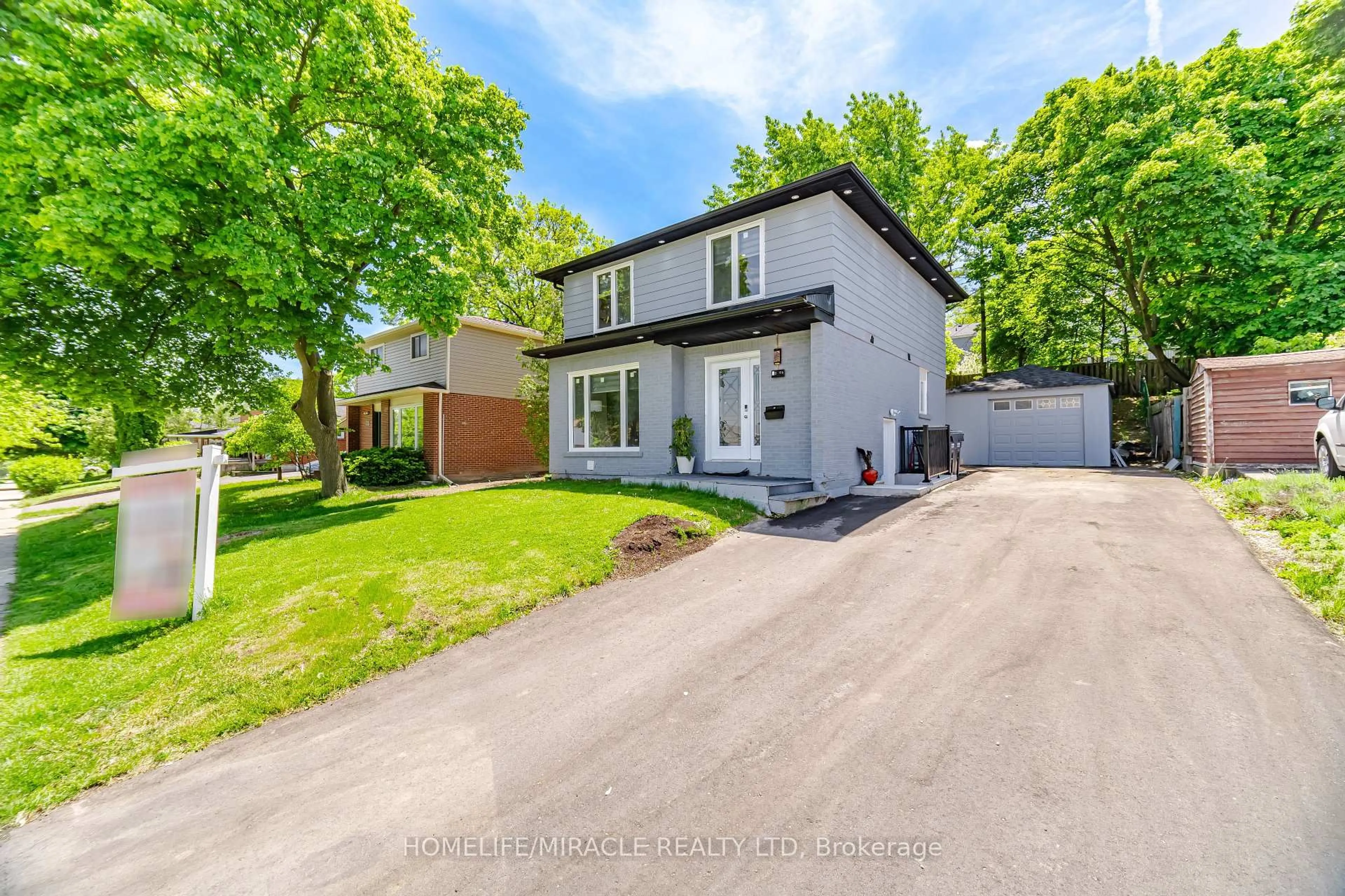 A pic from outside/outdoor area/front of a property/back of a property/a pic from drone, street for 96 Bonham Blvd, Mississauga Ontario L5M 1C7