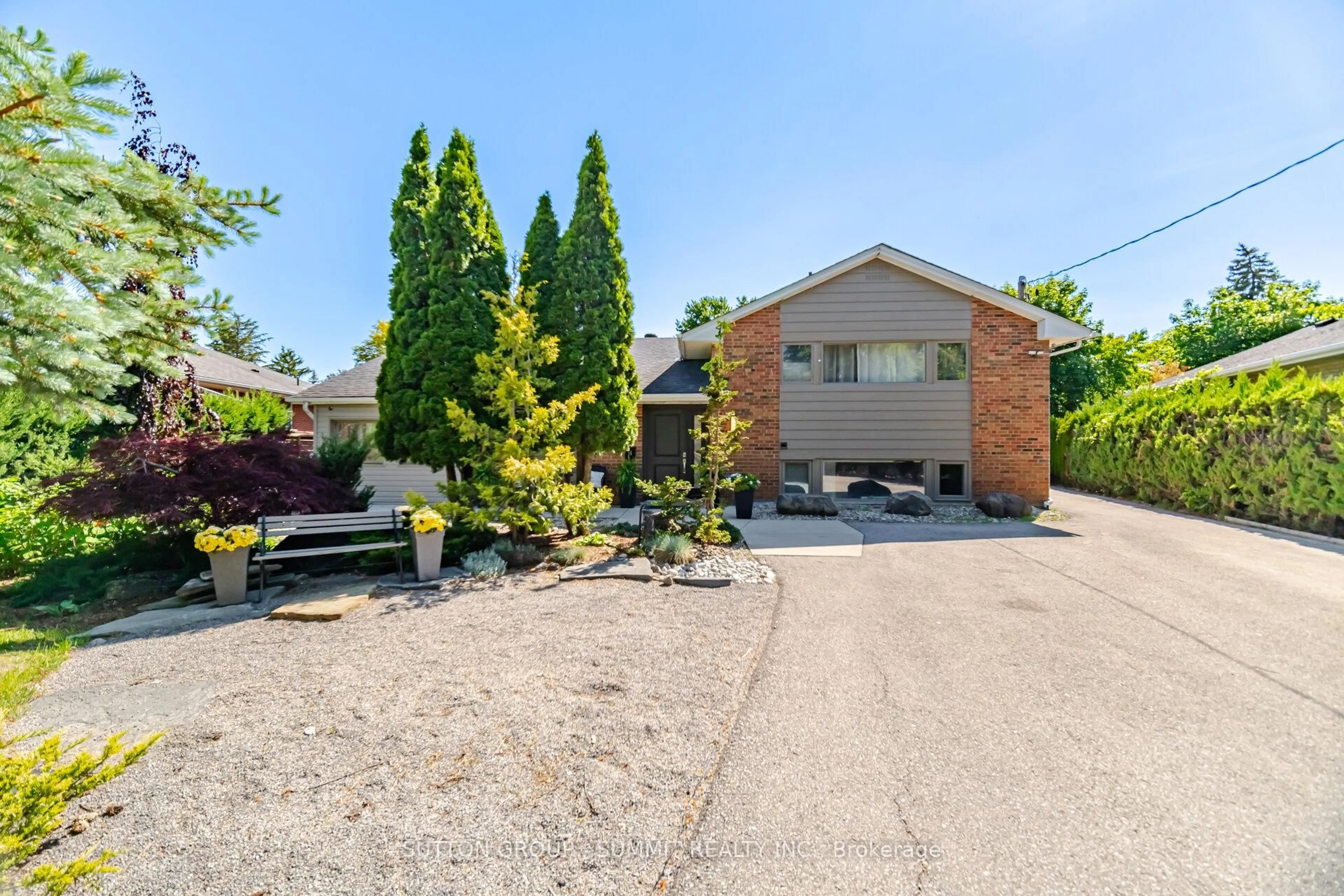 A pic from outside/outdoor area/front of a property/back of a property/a pic from drone, street for 14 Plainsman Rd, Mississauga Ontario L5N 1C5