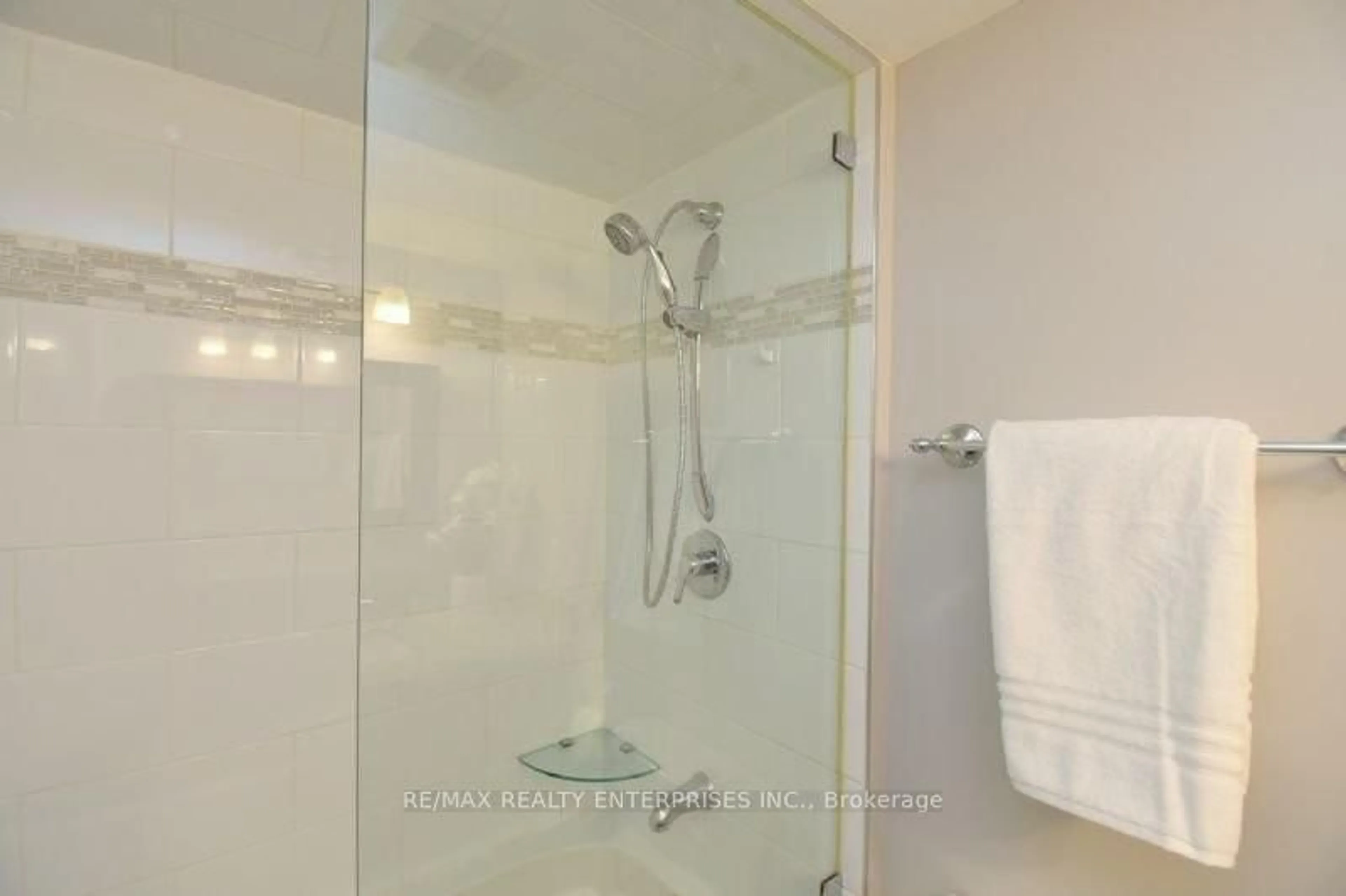 Standard bathroom, ceramic/tile floor for 965 Inverhouse Dr ##709, Mississauga Ontario L5J 4B4