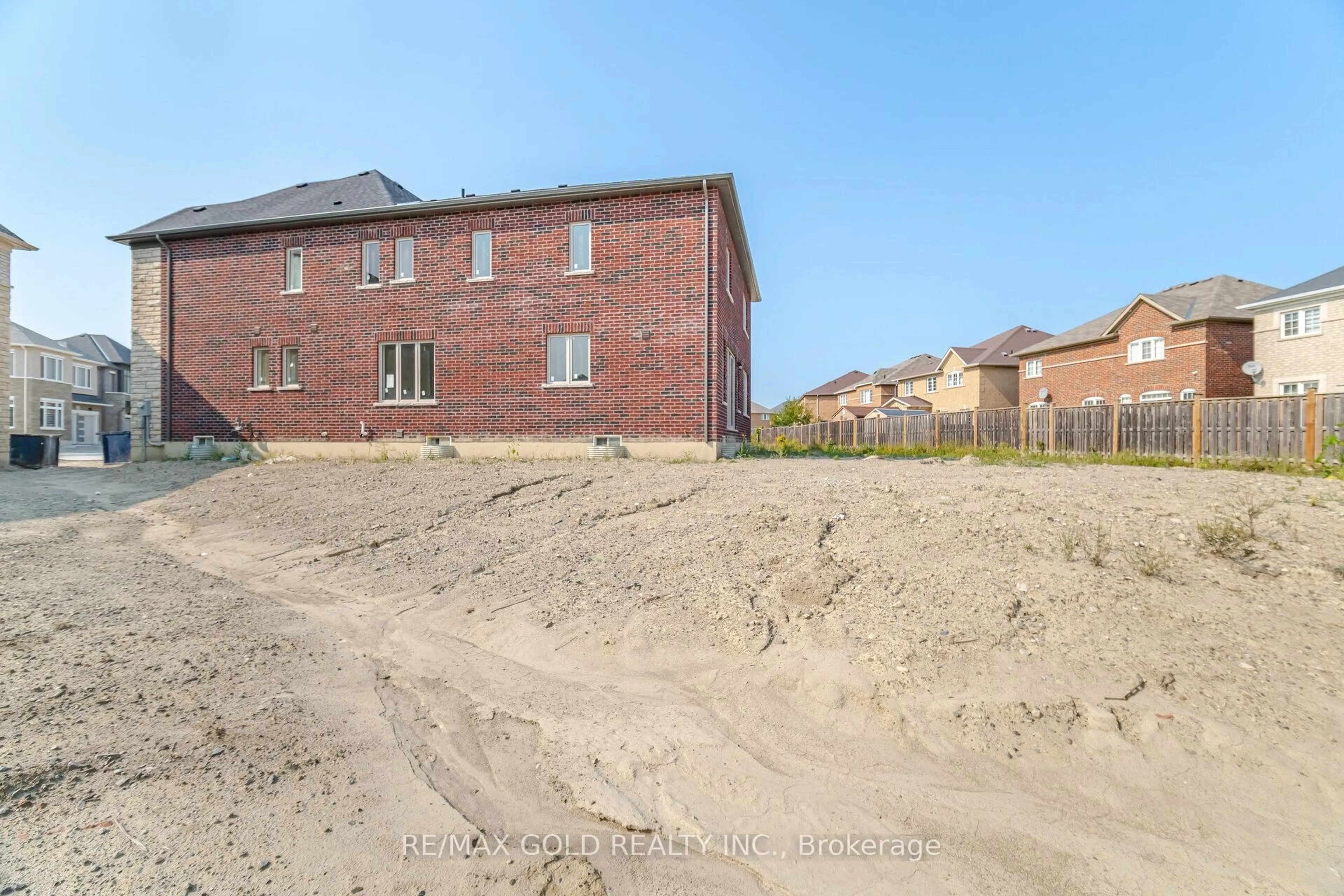 A pic from outside/outdoor area/front of a property/back of a property/a pic from drone, building for 31 Dolomite Dr, Brampton Ontario L6P 4R6