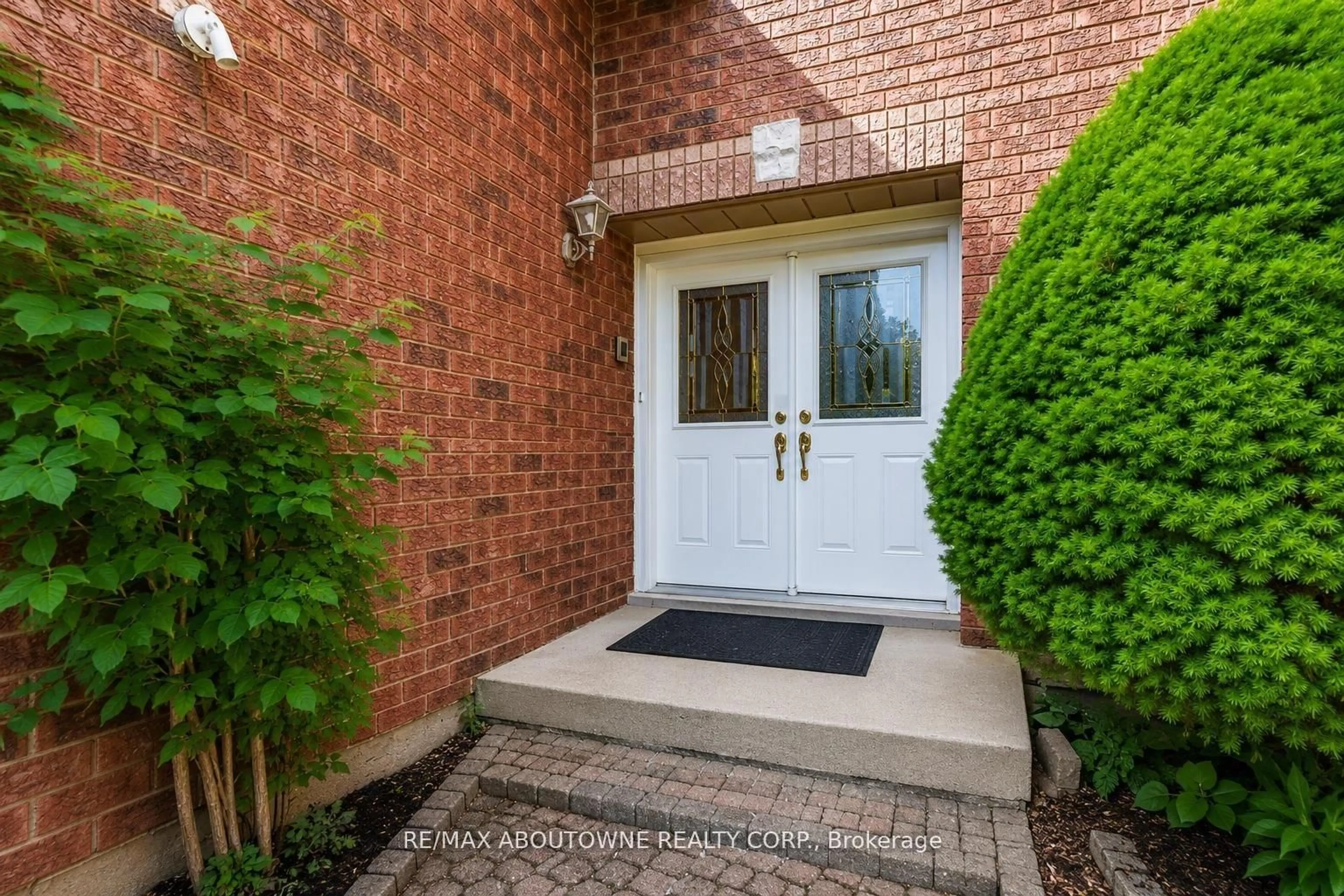 Indoor entryway for 2055 Blacksmith Lane, Oakville Ontario L6M 3A3