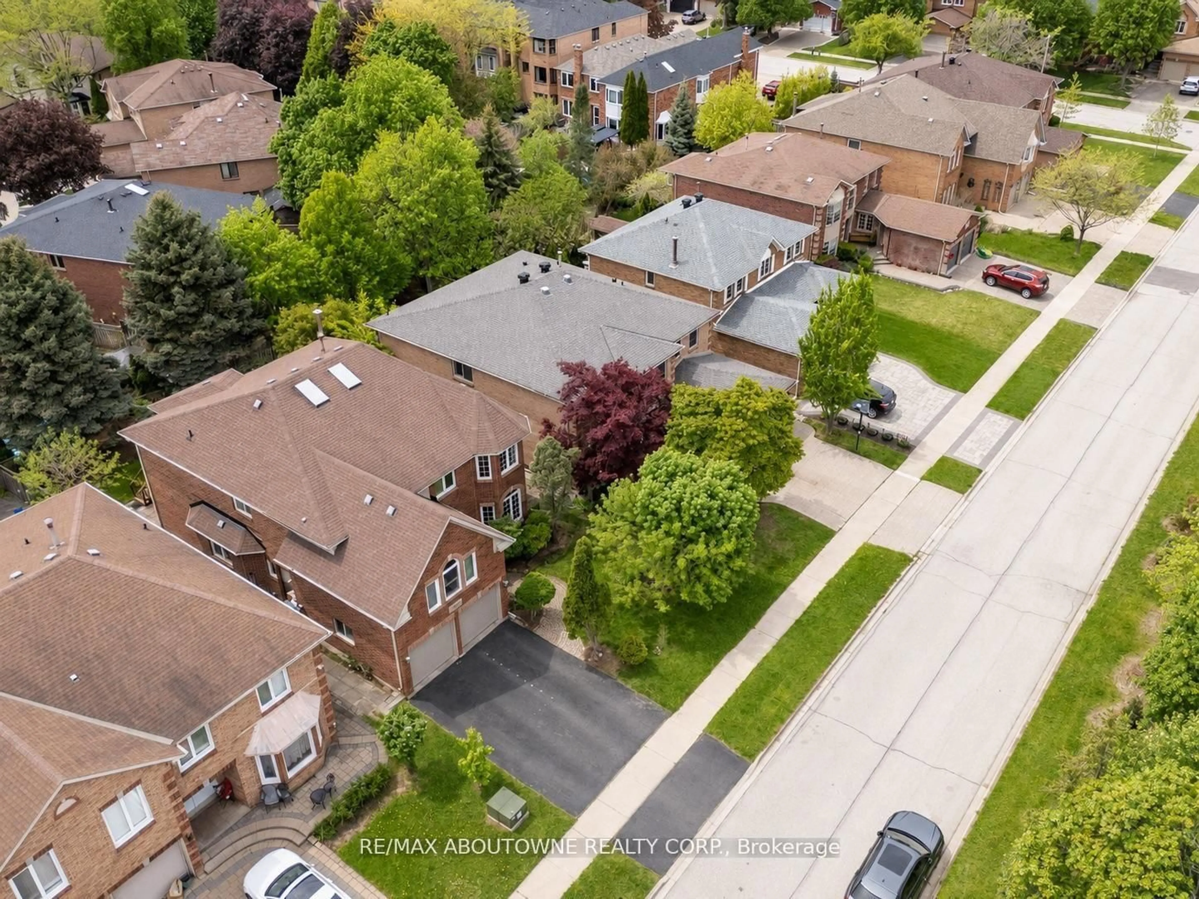 A pic from outside/outdoor area/front of a property/back of a property/a pic from drone, street for 2055 Blacksmith Lane, Oakville Ontario L6M 3A3