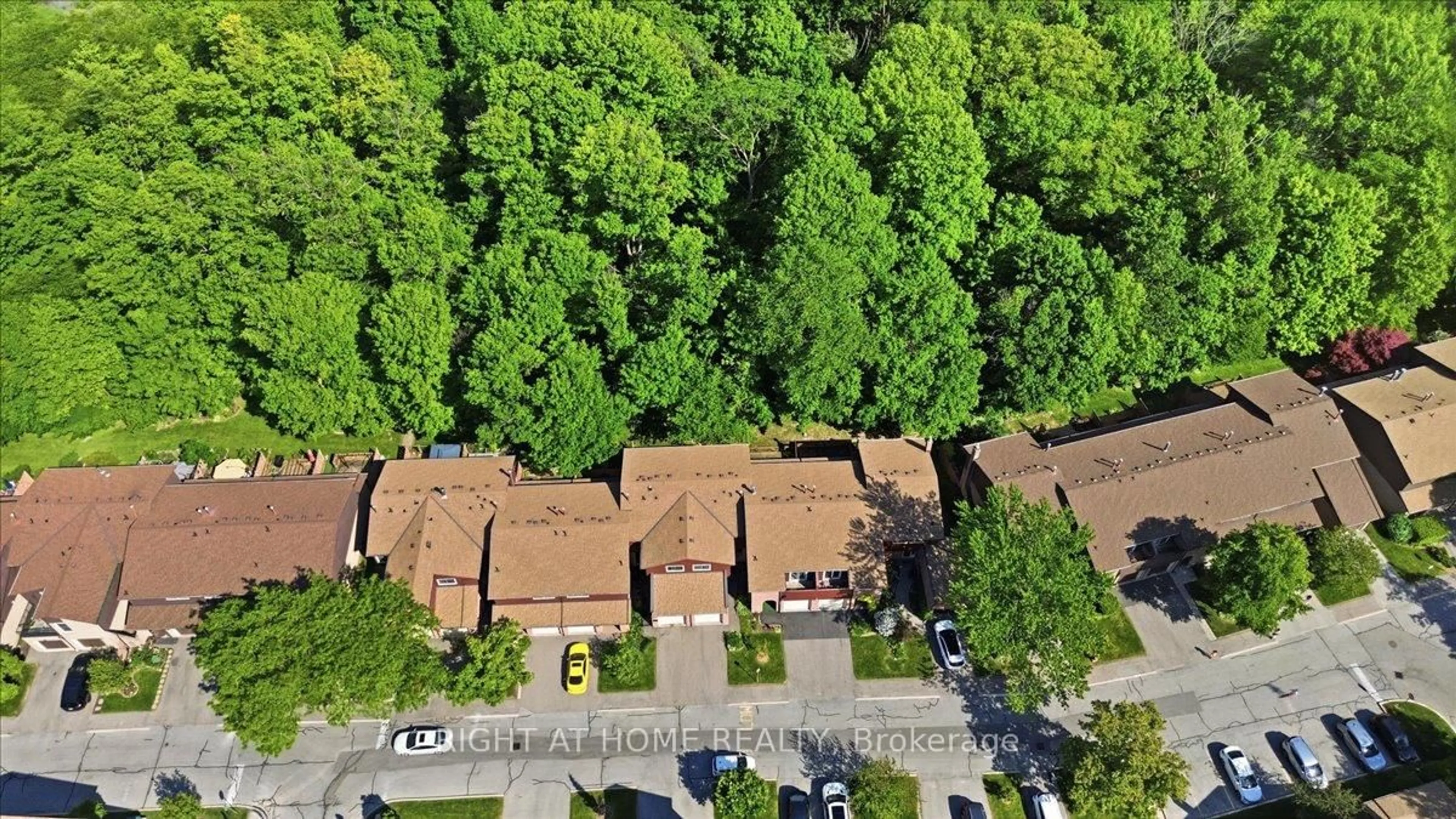 A pic from outside/outdoor area/front of a property/back of a property/a pic from drone, street for 2301 Cavendish Dr #38, Burlington Ontario L7P 3M3
