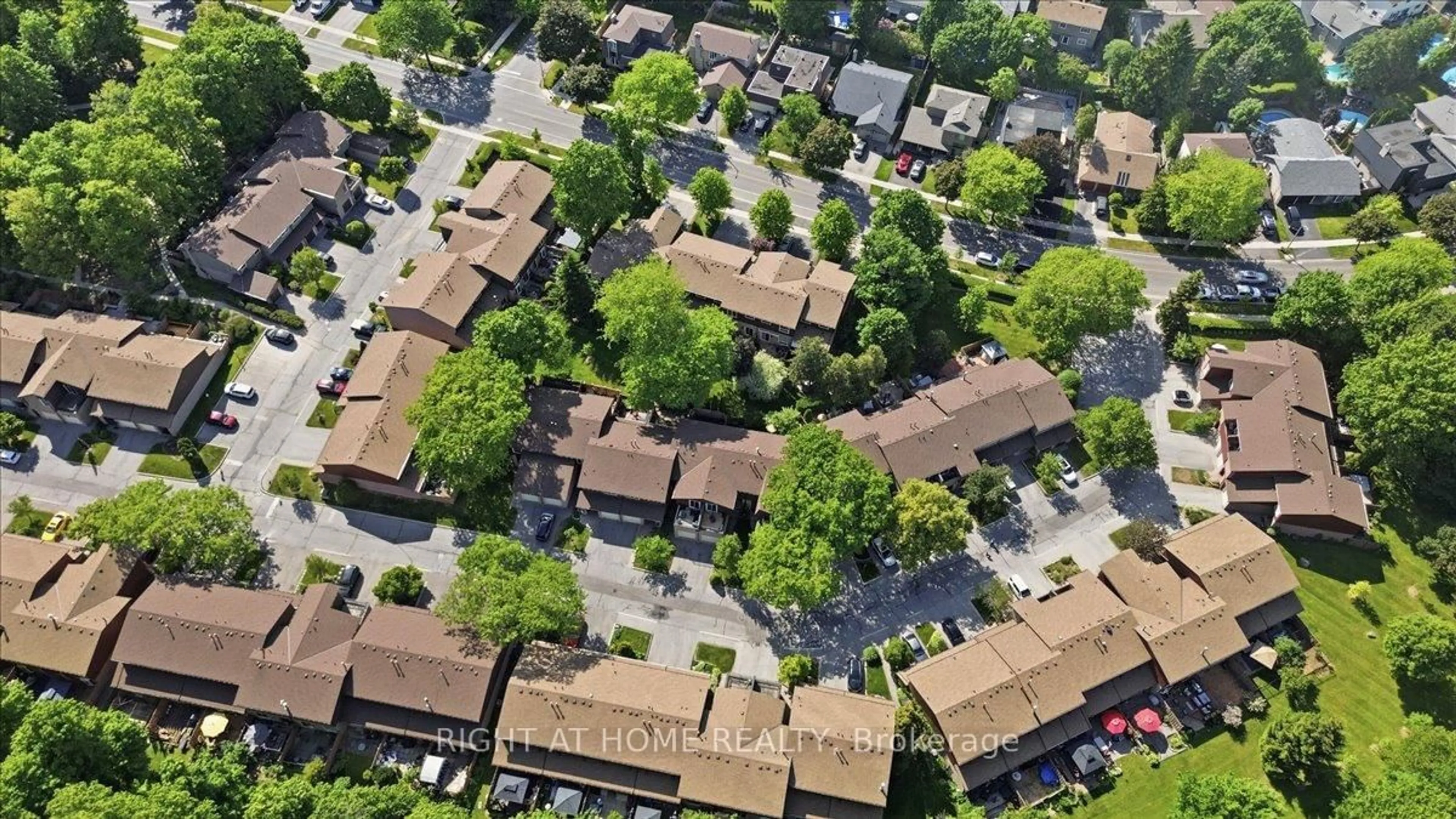 A pic from outside/outdoor area/front of a property/back of a property/a pic from drone, street for 2301 Cavendish Dr #38, Burlington Ontario L7P 3M3