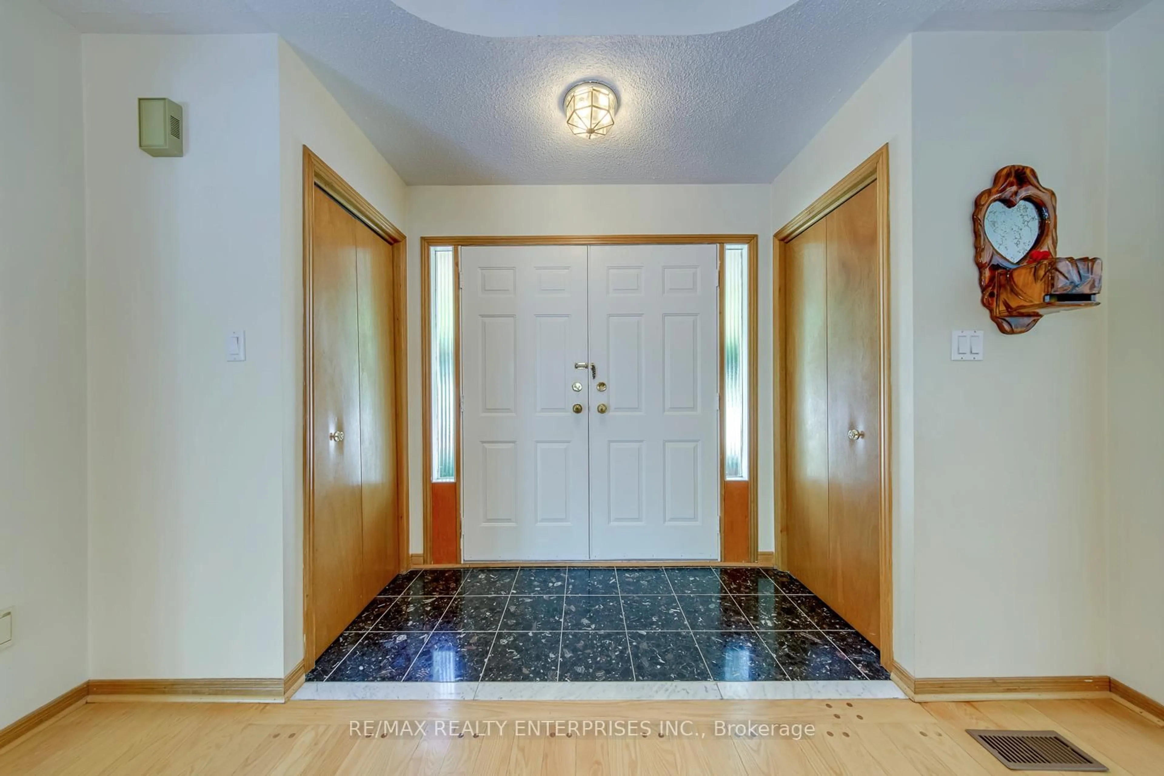 Indoor foyer for 2921 Caradoc Lane, Oakville Ontario L6J 6W4