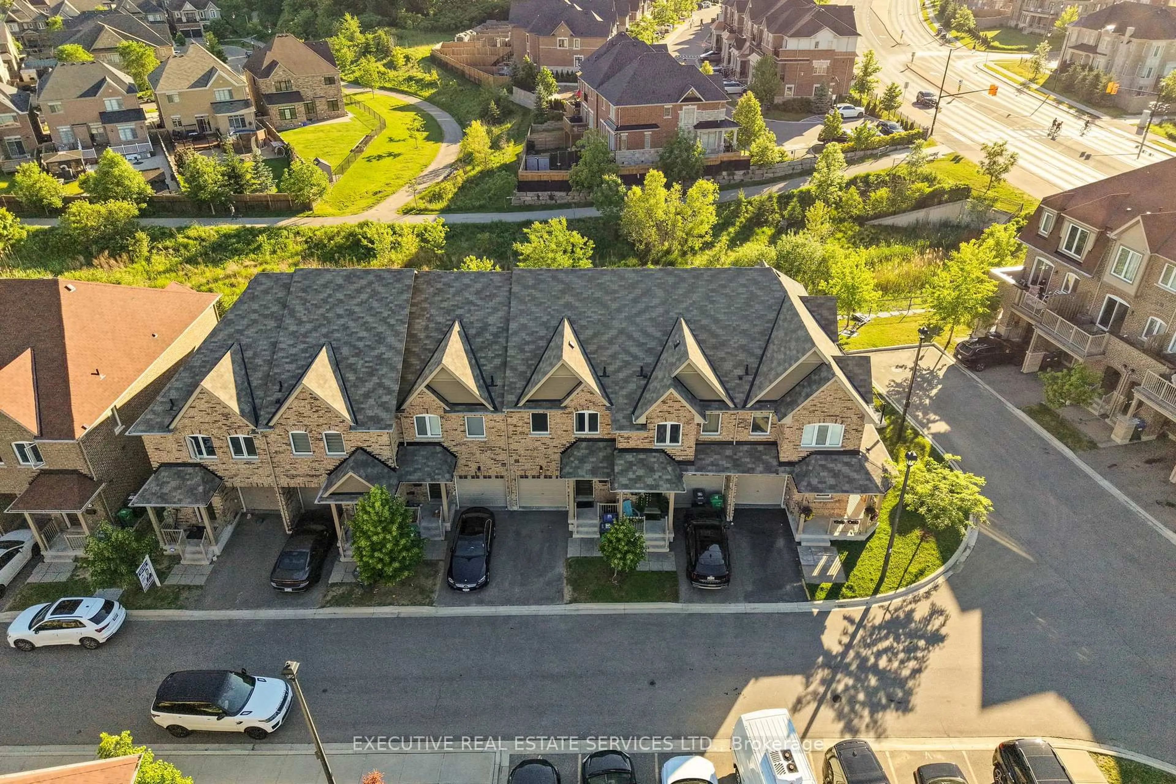 A pic from outside/outdoor area/front of a property/back of a property/a pic from drone, street for 50 Edinburgh Dr #75, Brampton Ontario L6Y 1N9