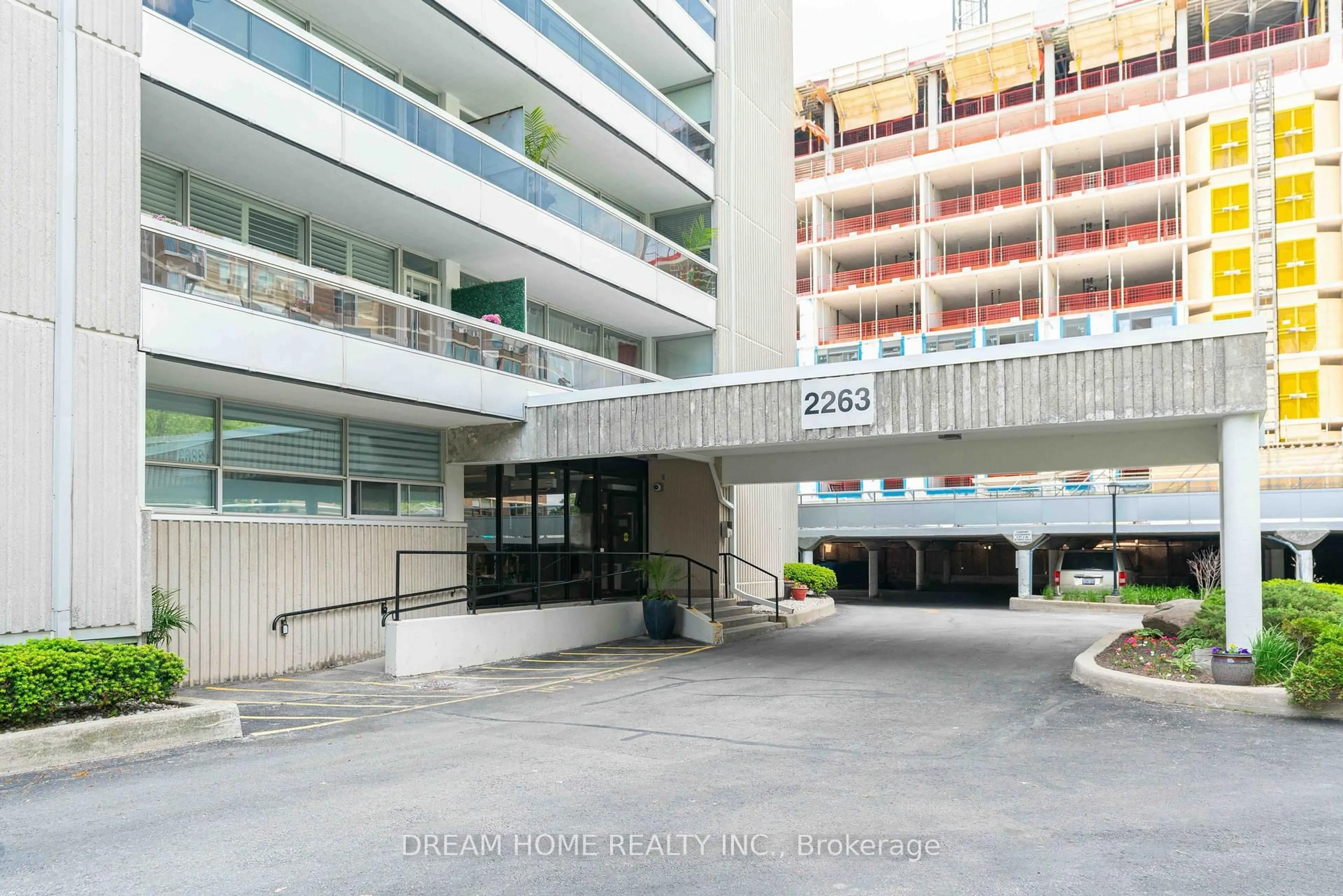 Indoor foyer for 2263 Marine Dr #503, Oakville Ontario L6L 5K1