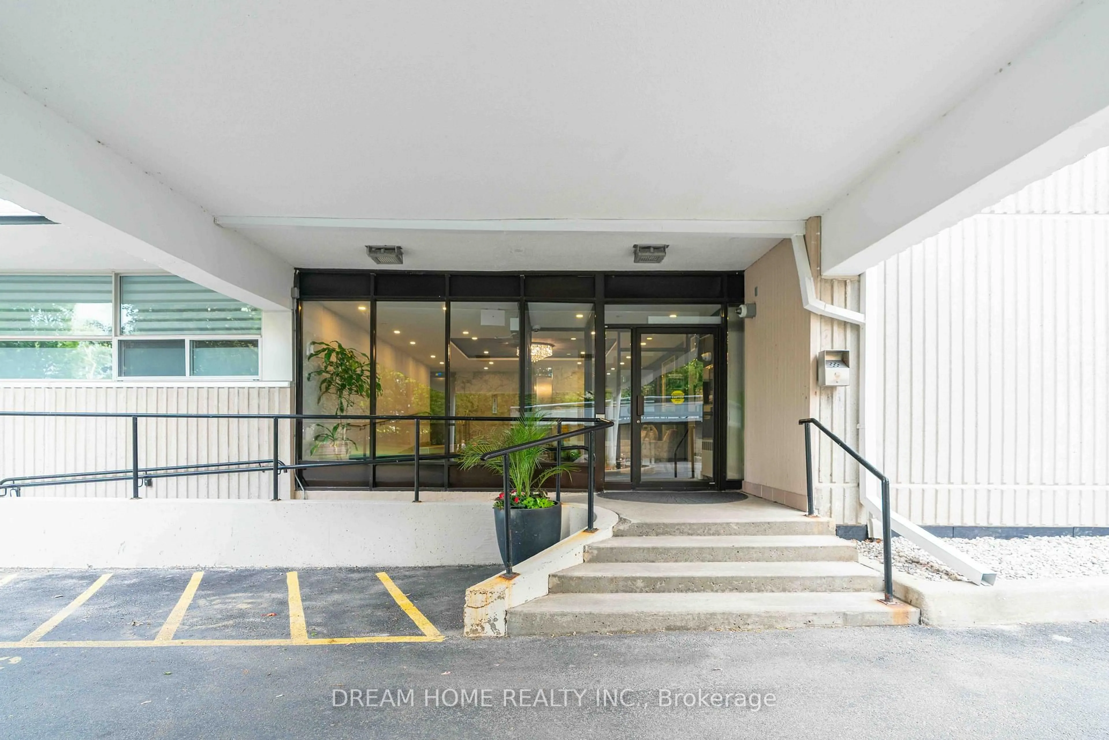 Indoor foyer for 2263 Marine Dr #503, Oakville Ontario L6L 5K1