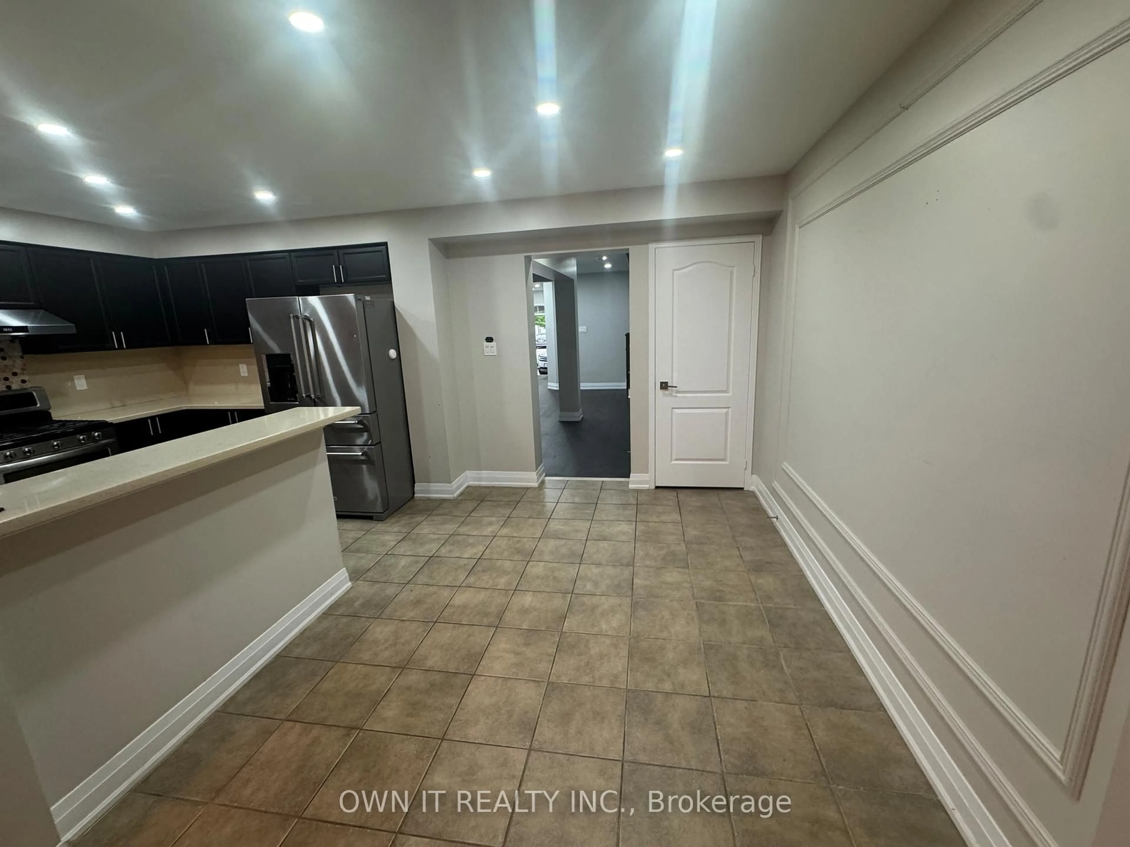 A pic of a room for 3035 Mission Hill Dr, Mississauga Ontario L5M 0B8