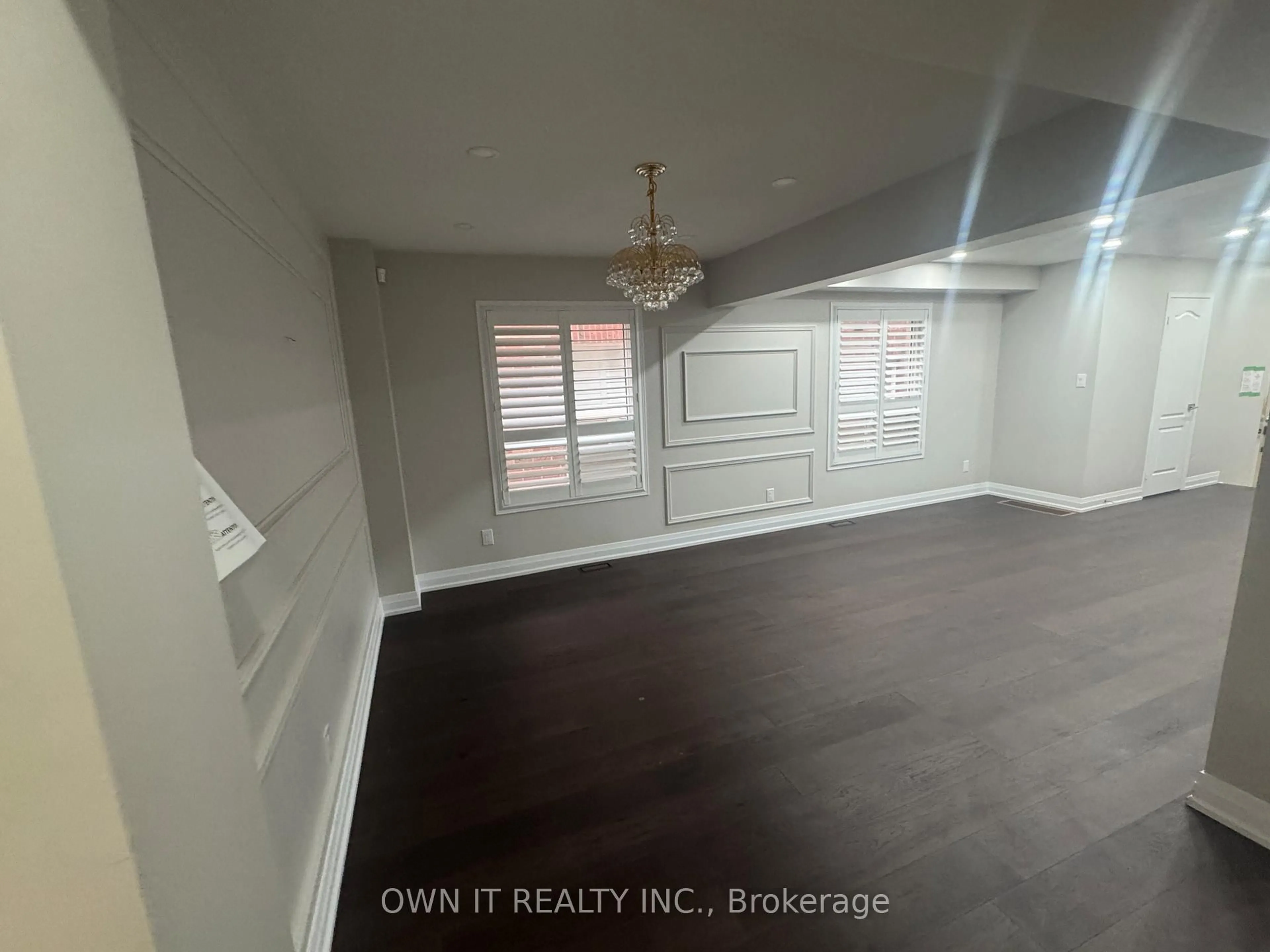 A pic of a room for 3035 Mission Hill Dr, Mississauga Ontario L5M 0B8