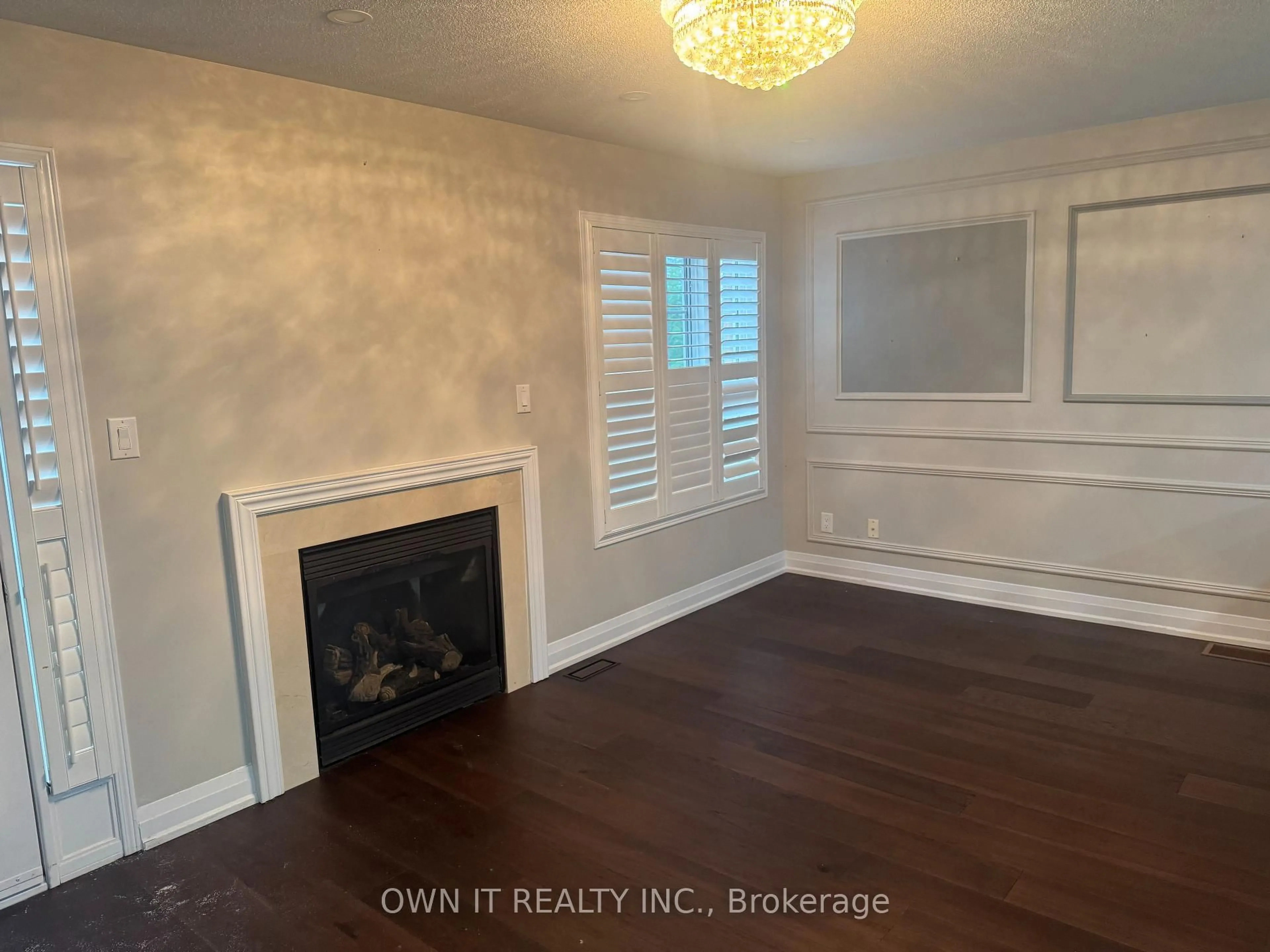 A pic of a room for 3035 Mission Hill Dr, Mississauga Ontario L5M 0B8