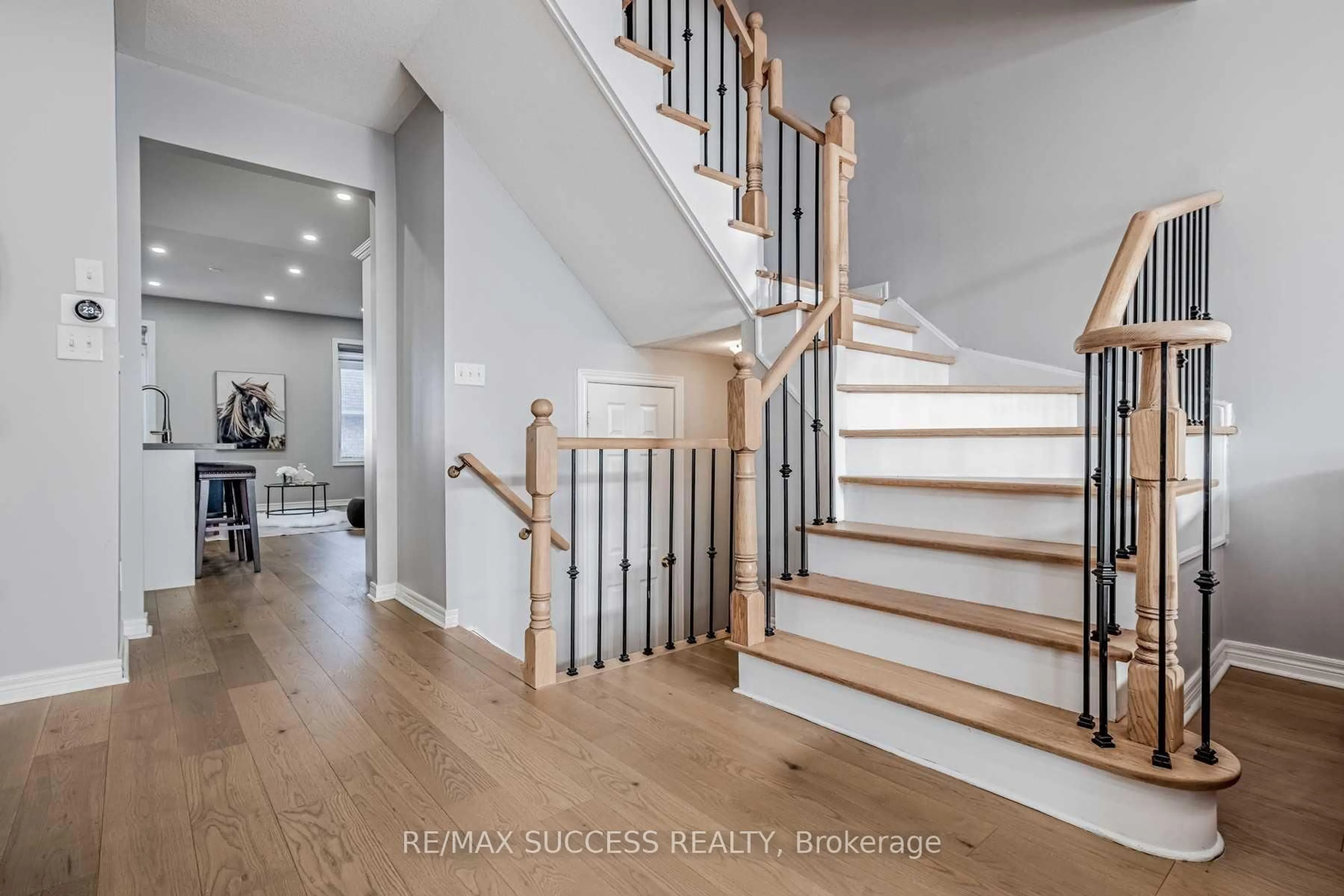 Stairs for 5399 Festival Dr, Mississauga Ontario L5M 0G7