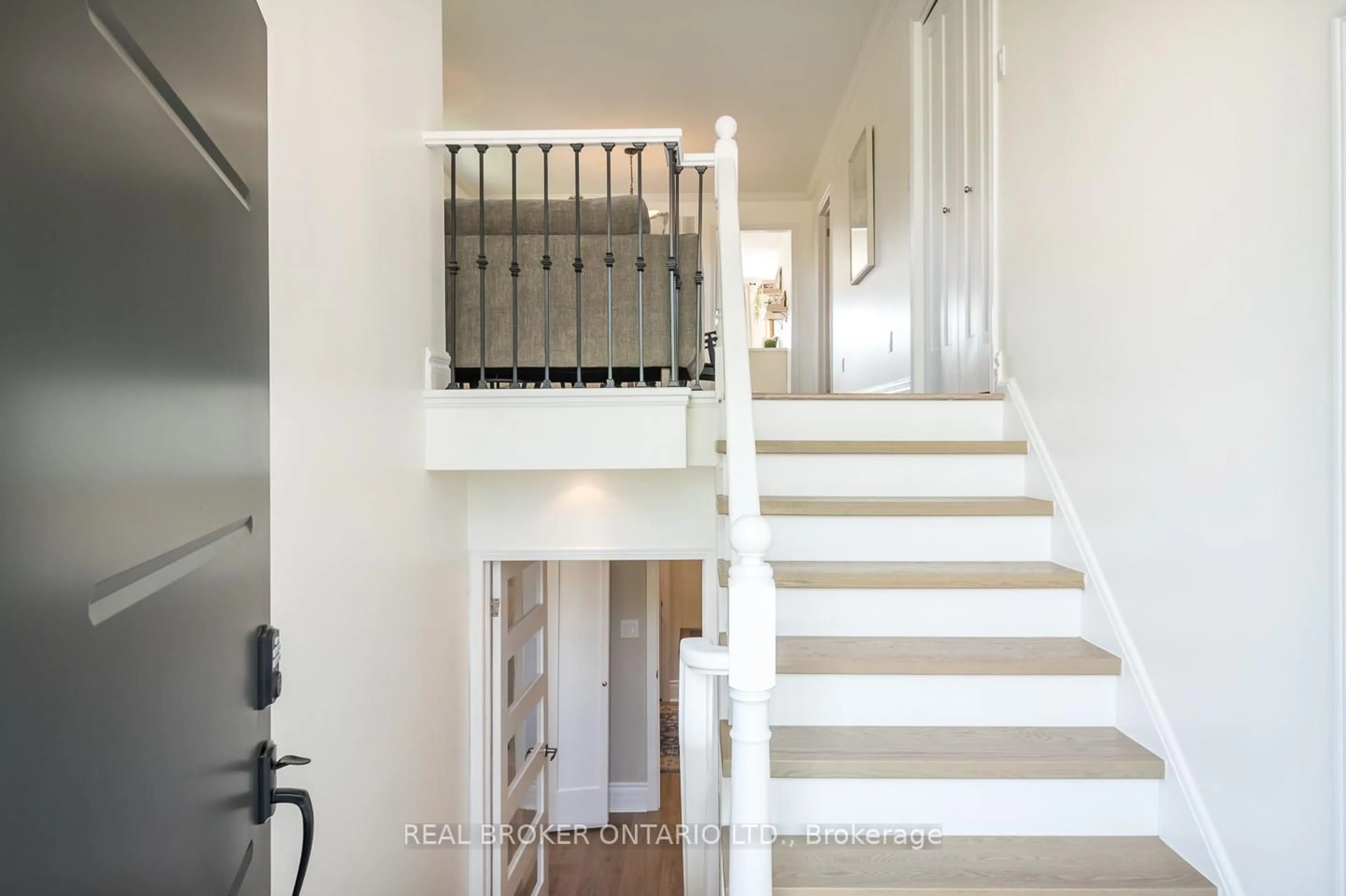 Indoor entryway for 12 Kingsley Rd, Halton Hills Ontario L7J 2Z5