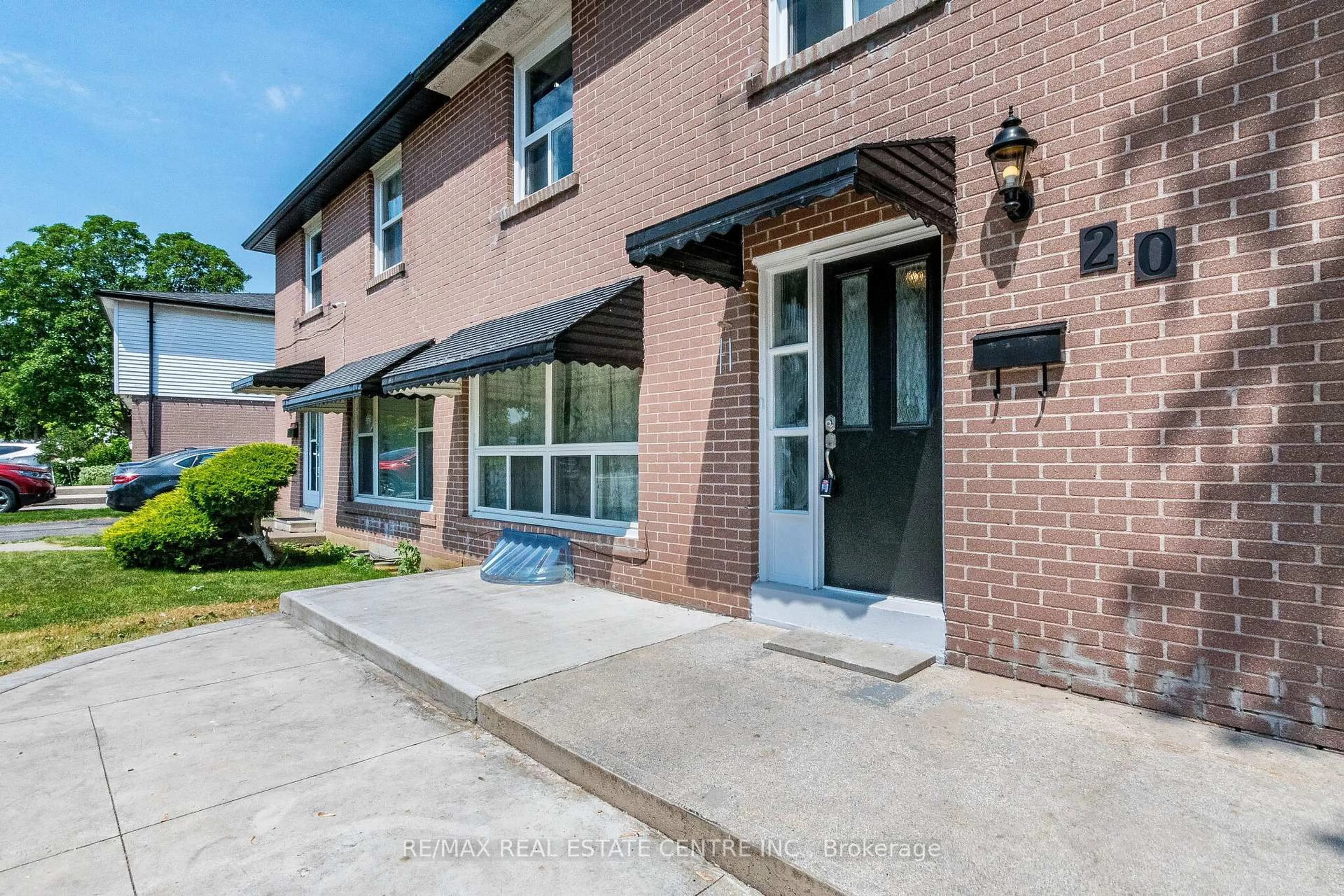 Home with brick exterior material, street for 20 Earnscliffe Circ, Brampton Ontario L6T 2B2