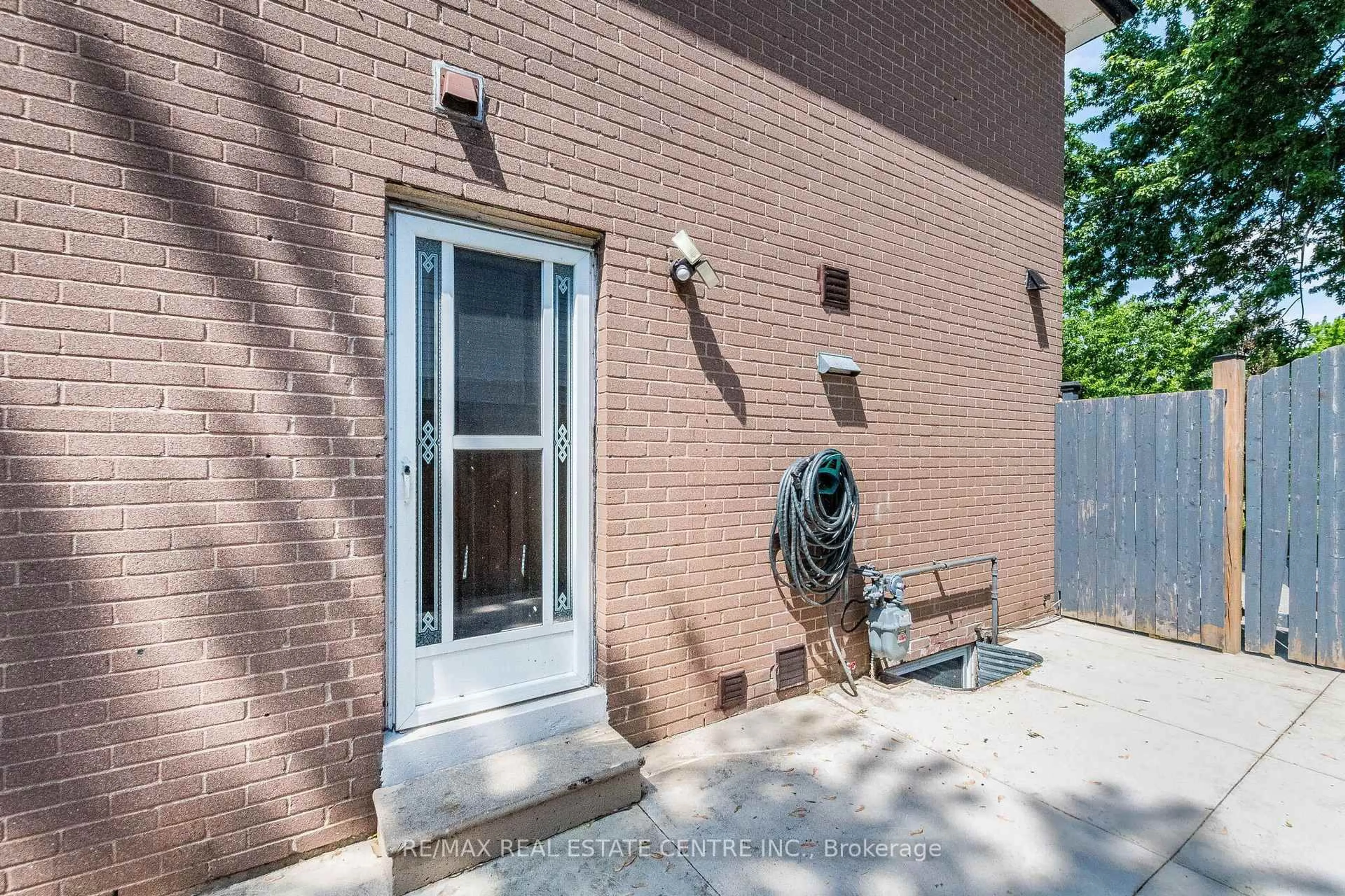 Home with brick exterior material, street for 20 Earnscliffe Circ, Brampton Ontario L6T 2B2