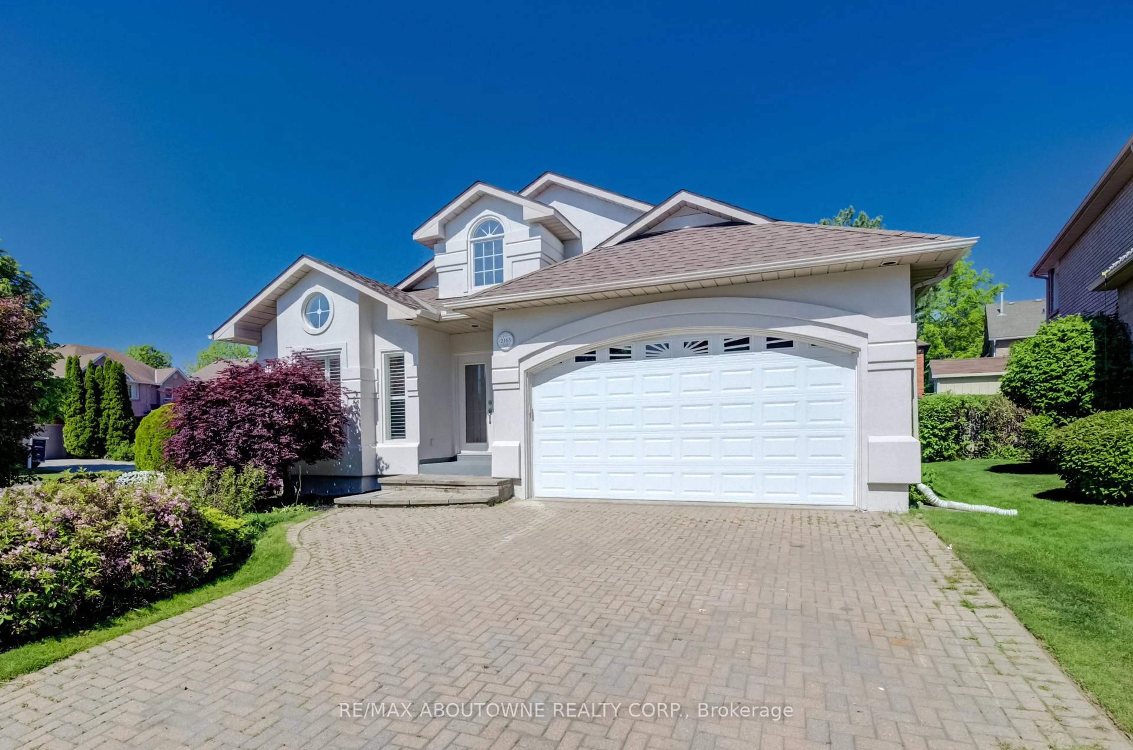 Home with vinyl exterior material, street for 2163 LANGTRY Dr, Oakville Ontario L6M 3J7