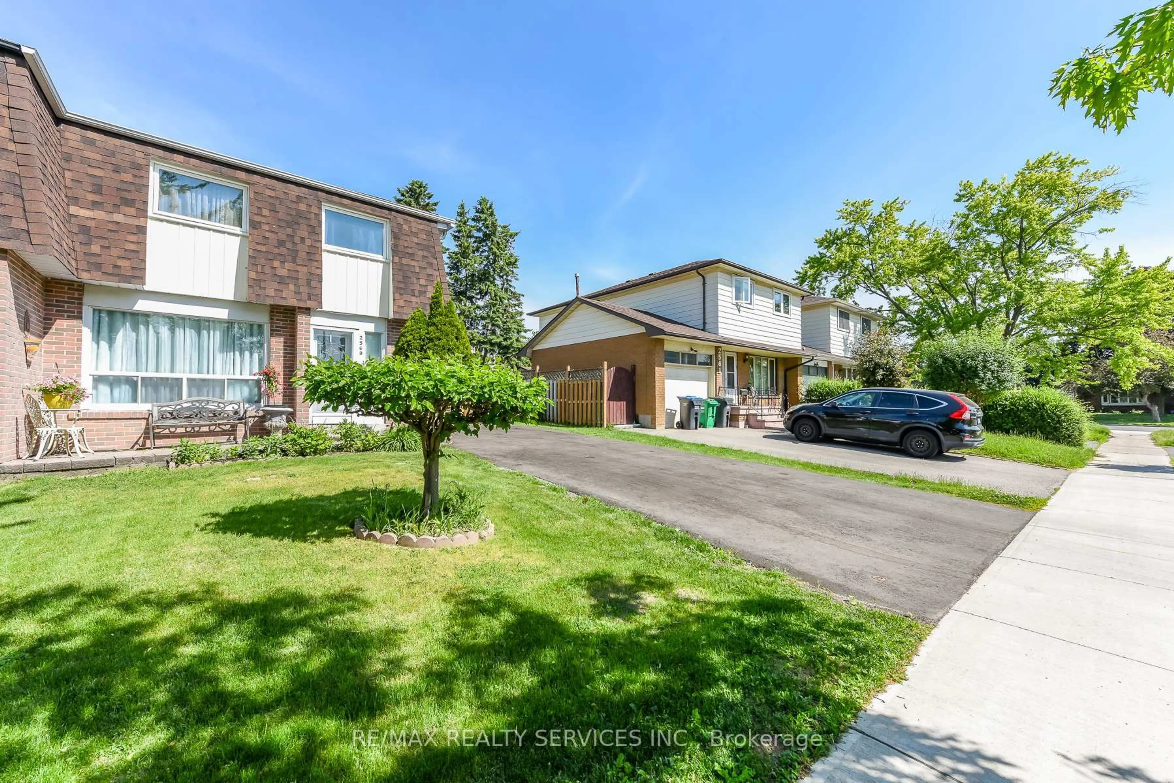 A pic from outside/outdoor area/front of a property/back of a property/a pic from drone, street for 2569 Lundene Rd, Mississauga Ontario L5J 3Y9