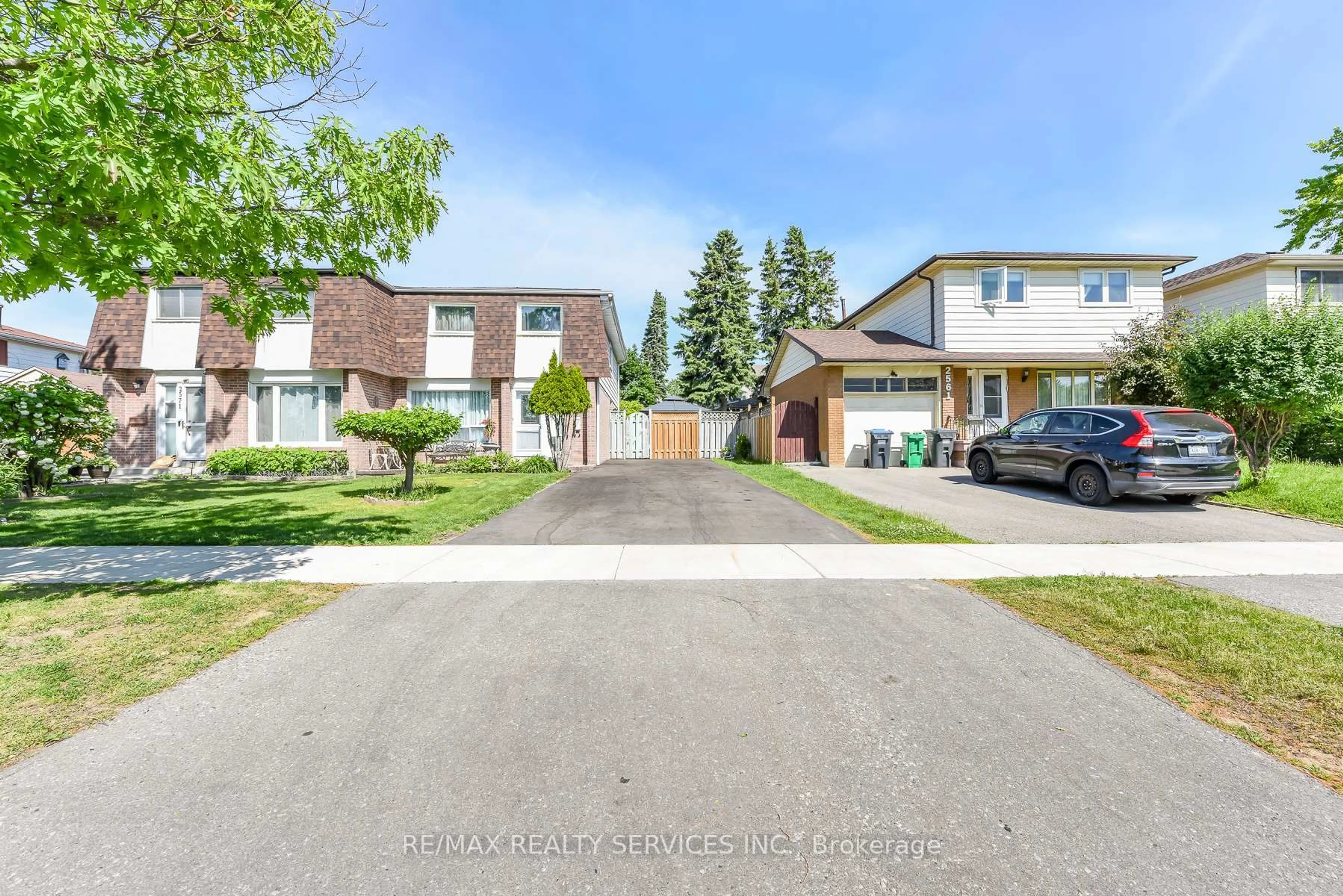 A pic from outside/outdoor area/front of a property/back of a property/a pic from drone, street for 2569 Lundene Rd, Mississauga Ontario L5J 3Y9