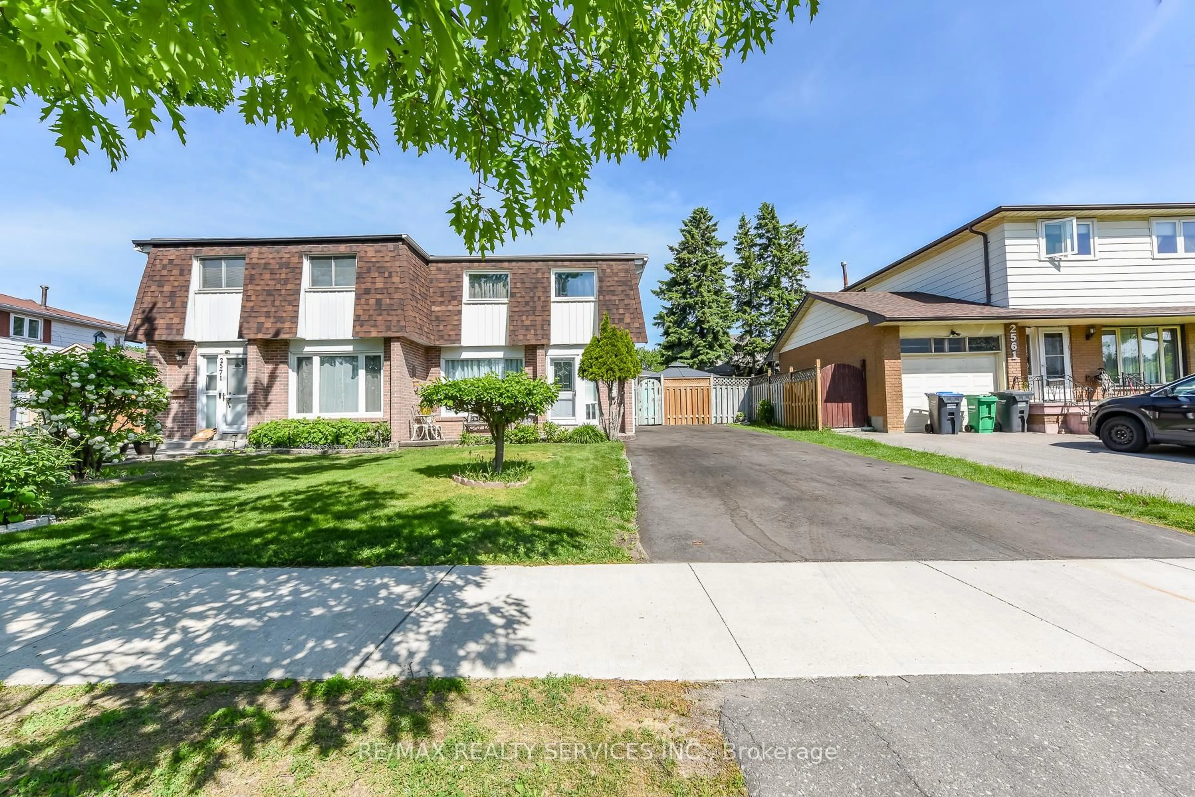 Home with brick exterior material, street for 2569 Lundene Rd, Mississauga Ontario L5J 3Y9