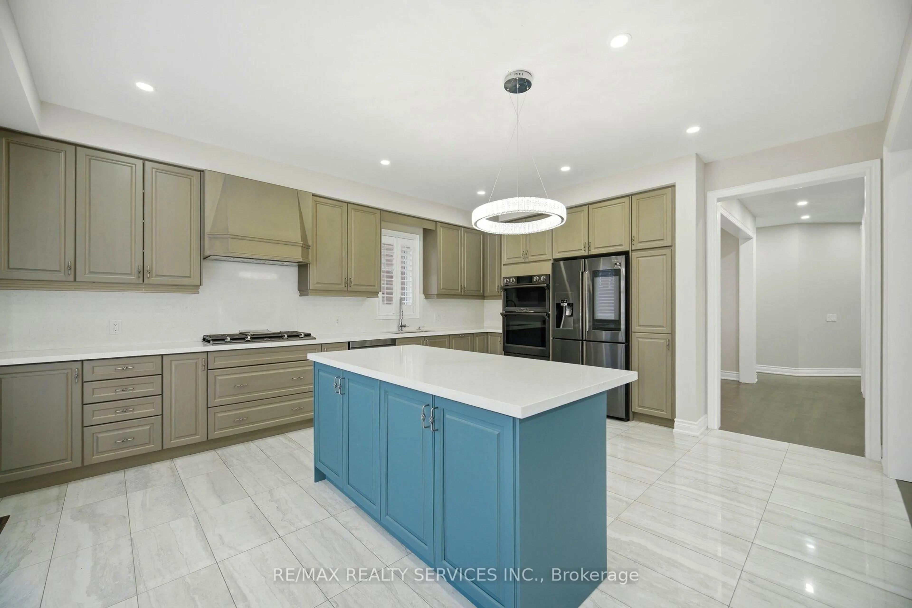 Open concept kitchen, ceramic/tile floor for 77 Deer Ridge Tr, Caledon Ontario L7C 3Z5