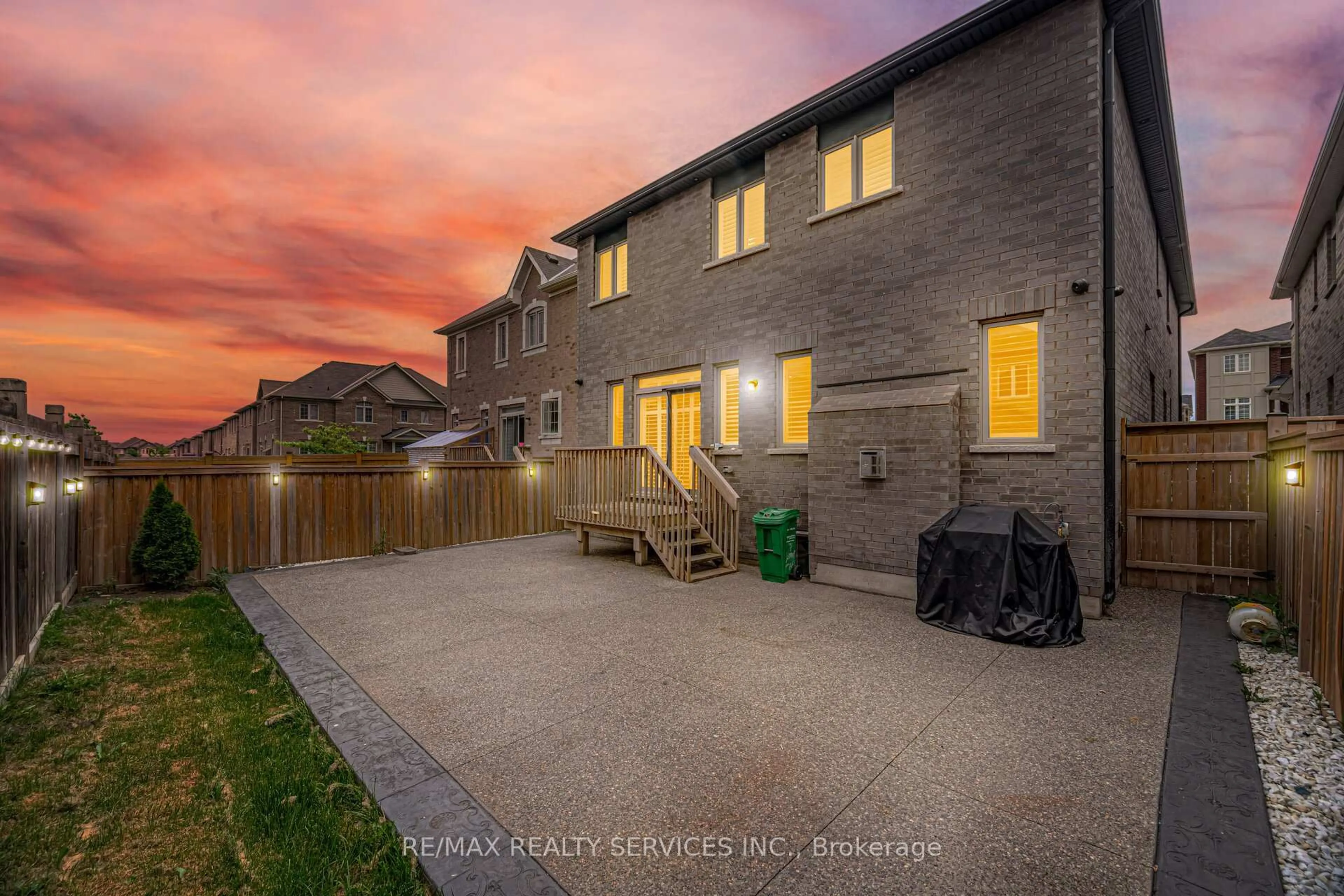 A pic from outside/outdoor area/front of a property/back of a property/a pic from drone, street for 77 Deer Ridge Tr, Caledon Ontario L7C 3Z5