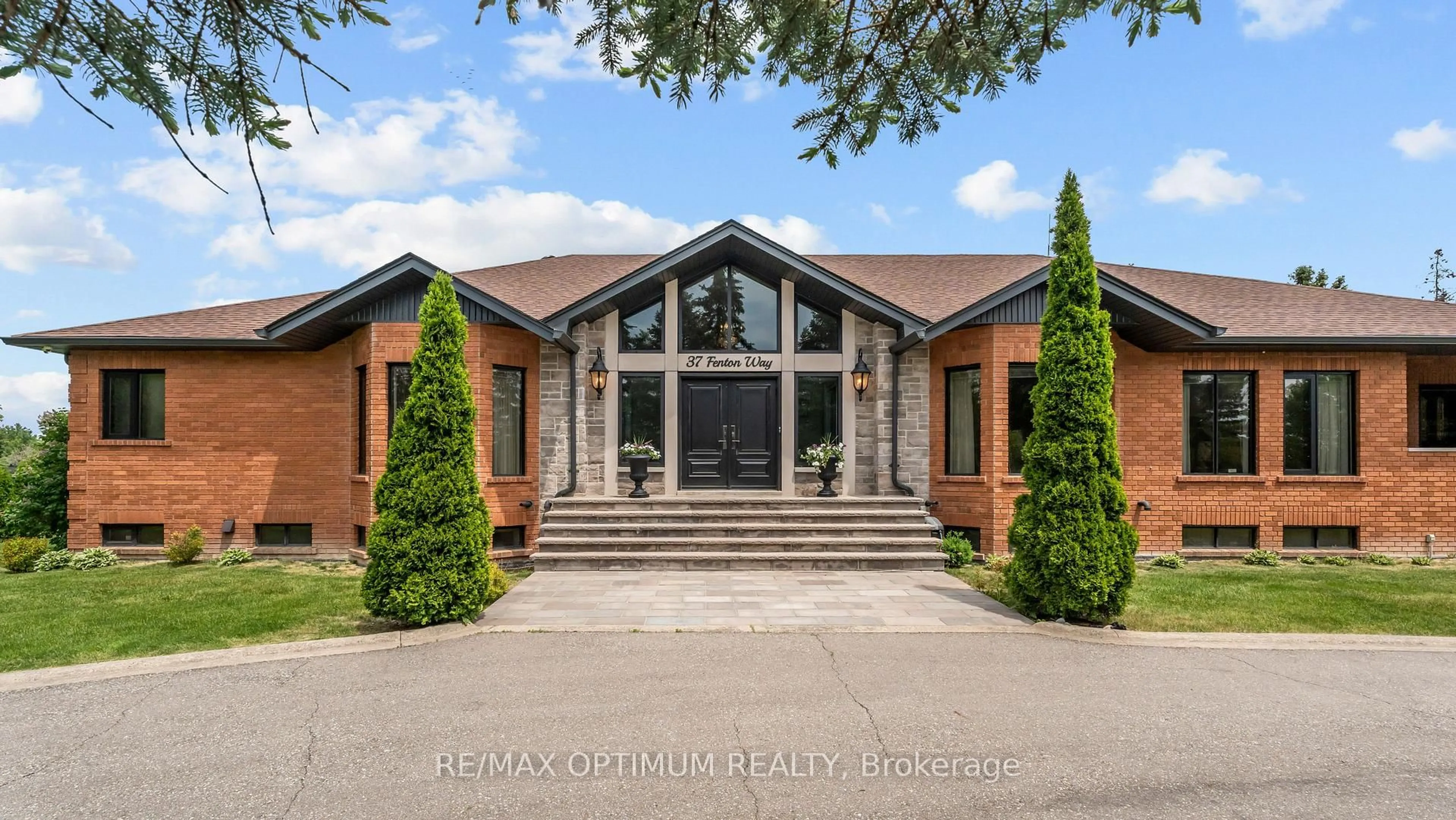 Indoor foyer for 37 Fenton Way, Brampton Ontario L6P 0P4