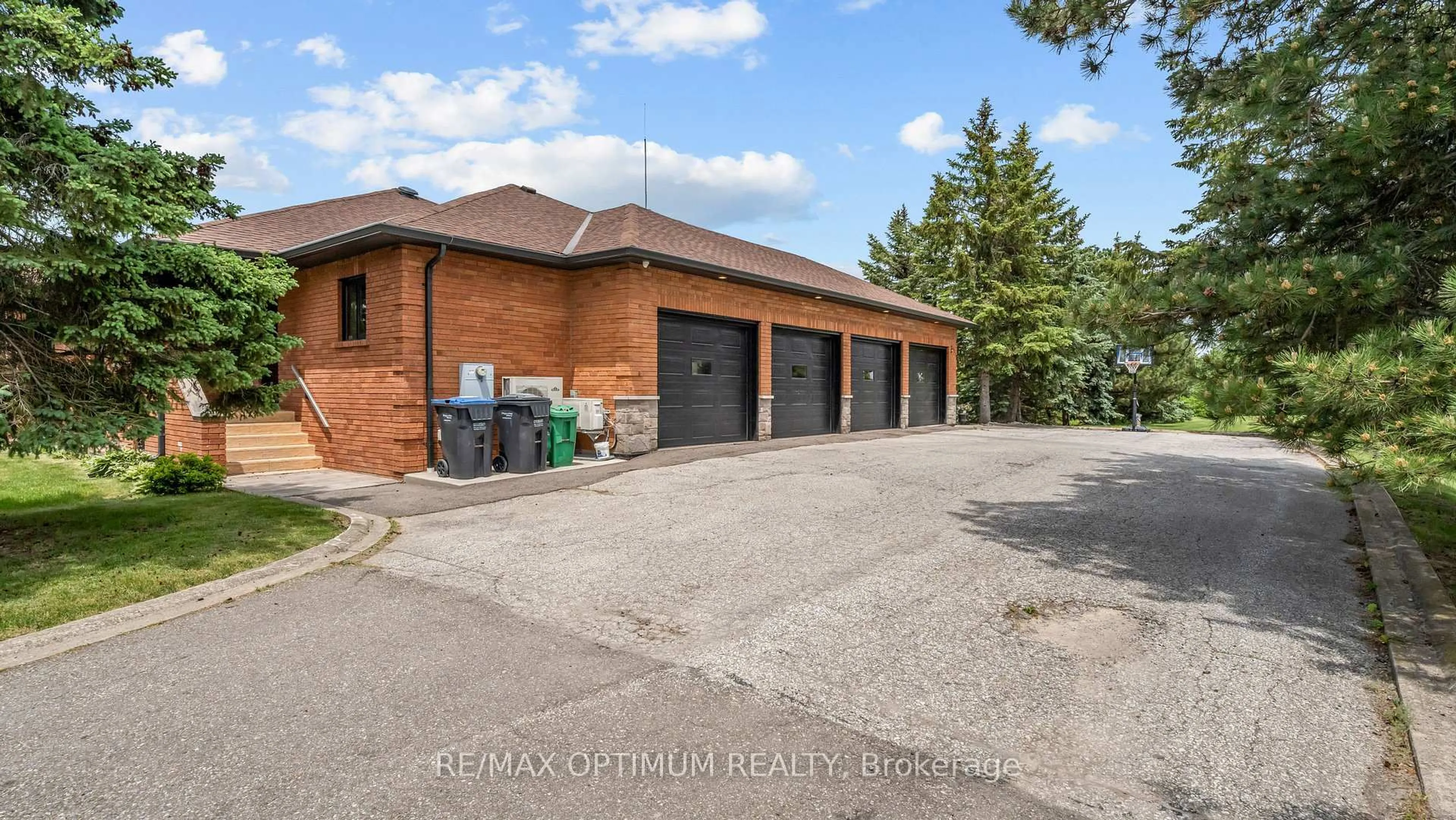 A pic from outside/outdoor area/front of a property/back of a property/a pic from drone, unknown for 37 Fenton Way, Brampton Ontario L6P 0P4