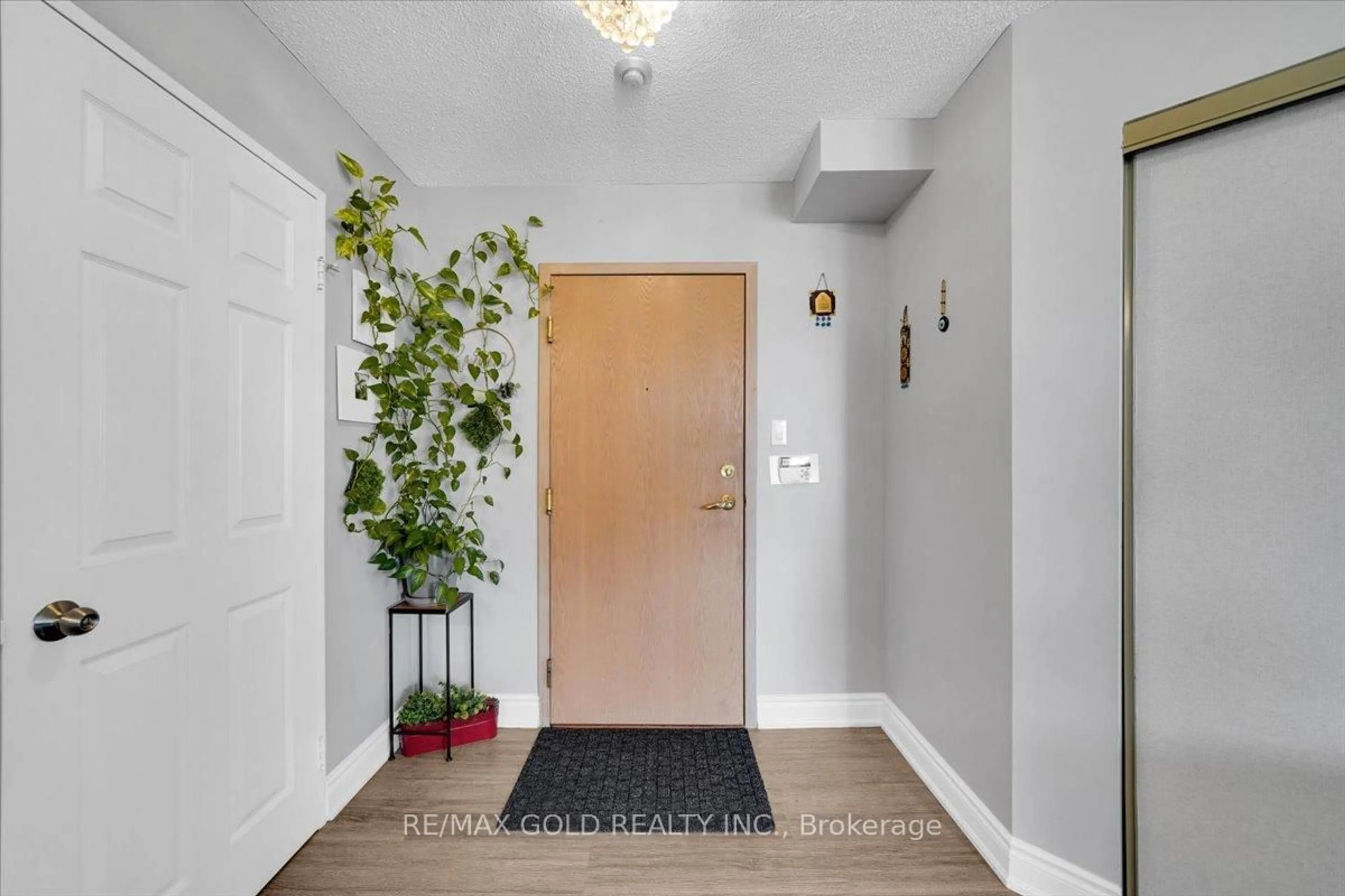 Indoor entryway for 55 Elm Dr #805, Mississauga Ontario L5B 3Z3