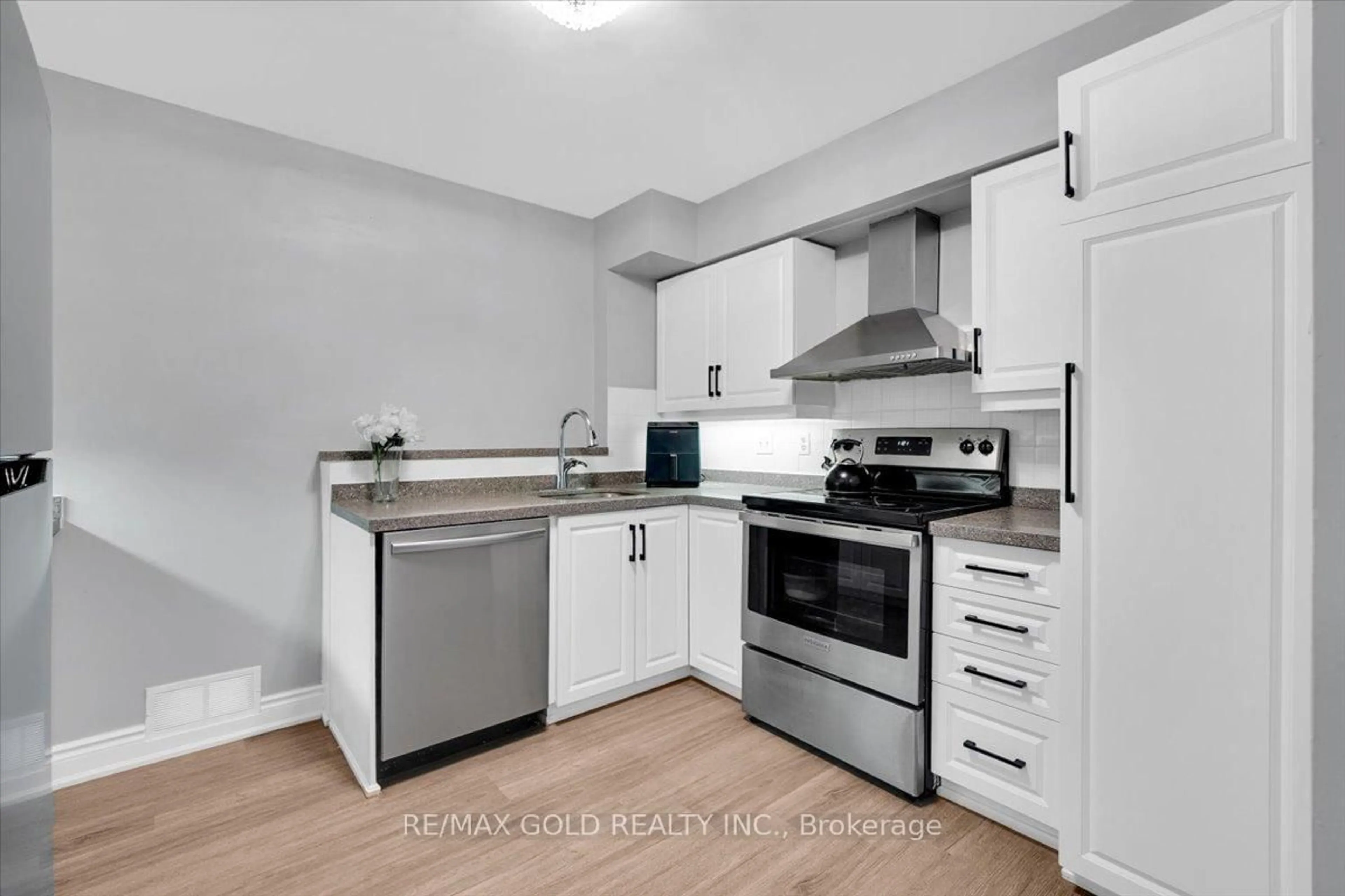 Standard kitchen, unknown for 55 Elm Dr #805, Mississauga Ontario L5B 3Z3