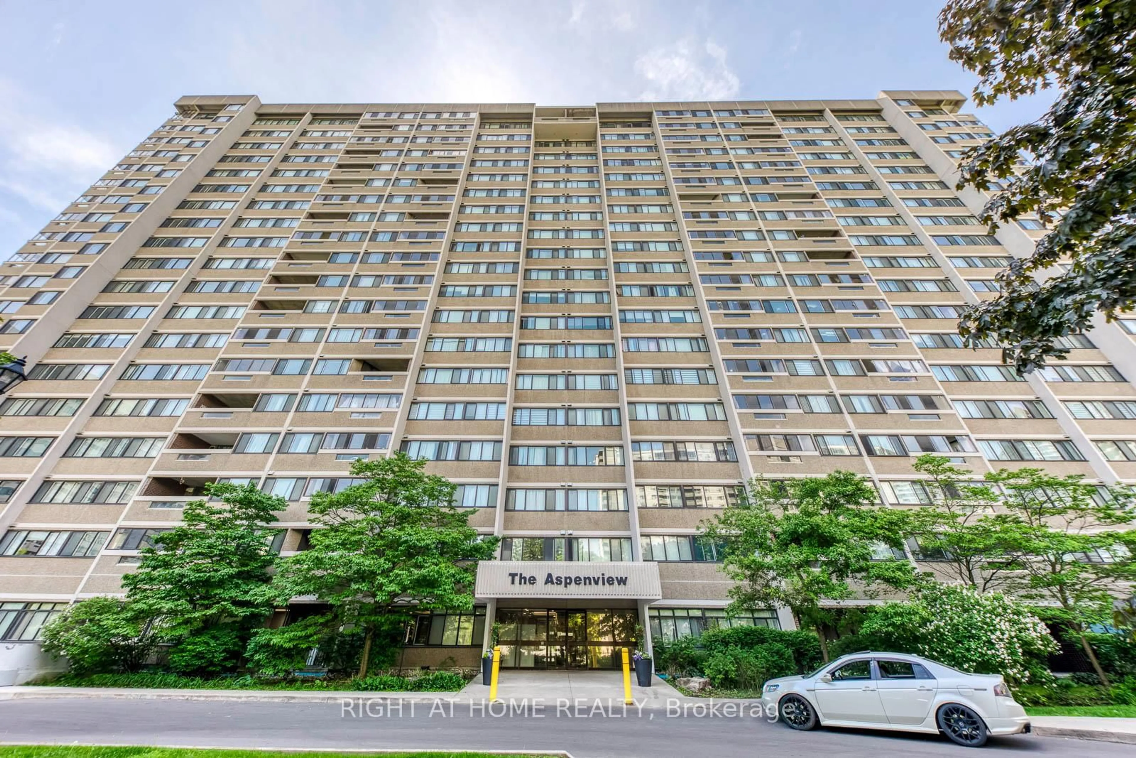Indoor foyer for 50 Elm Dr #607, Mississauga Ontario L5A 3X2
