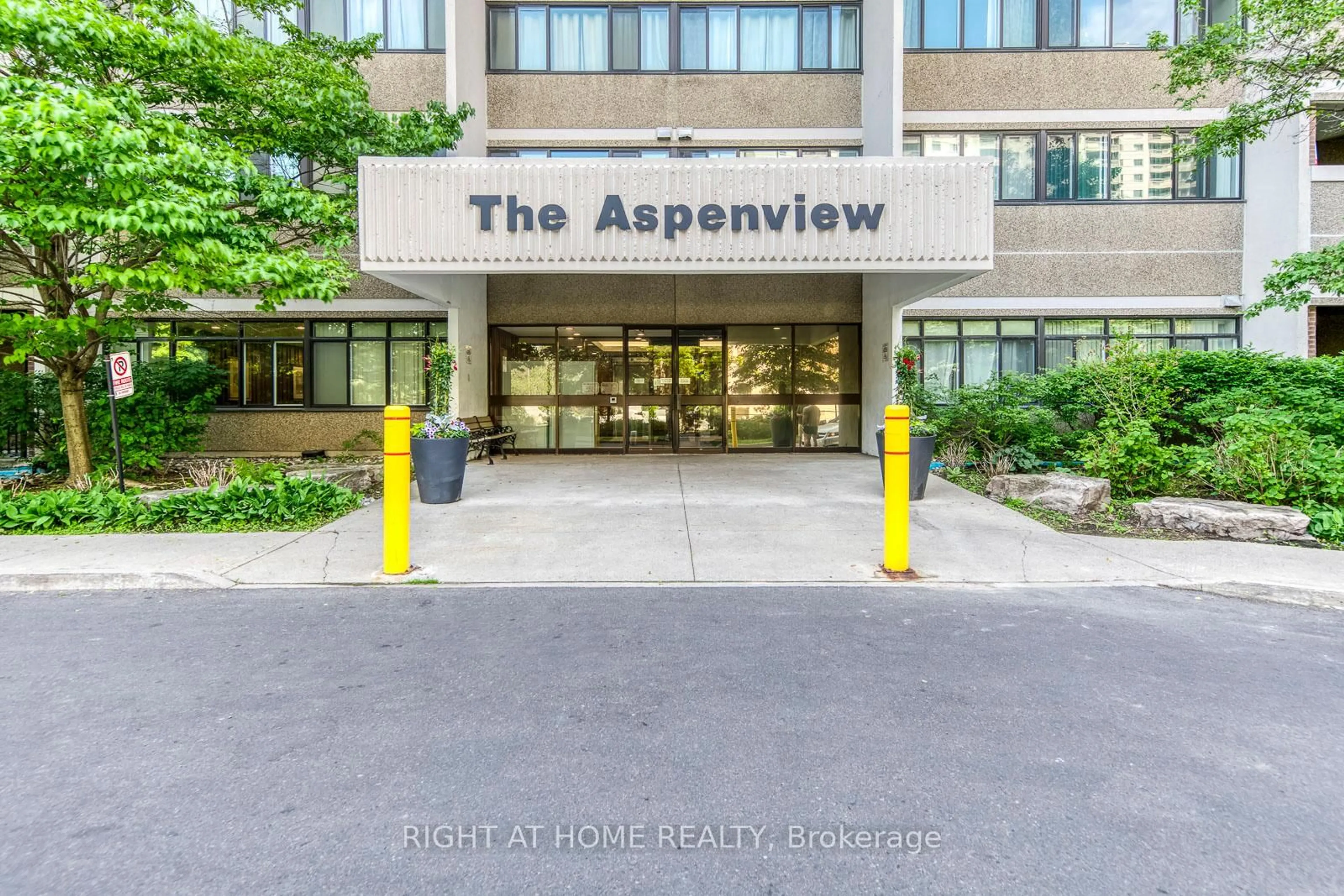 Lobby for 50 Elm Dr #607, Mississauga Ontario L5A 3X2