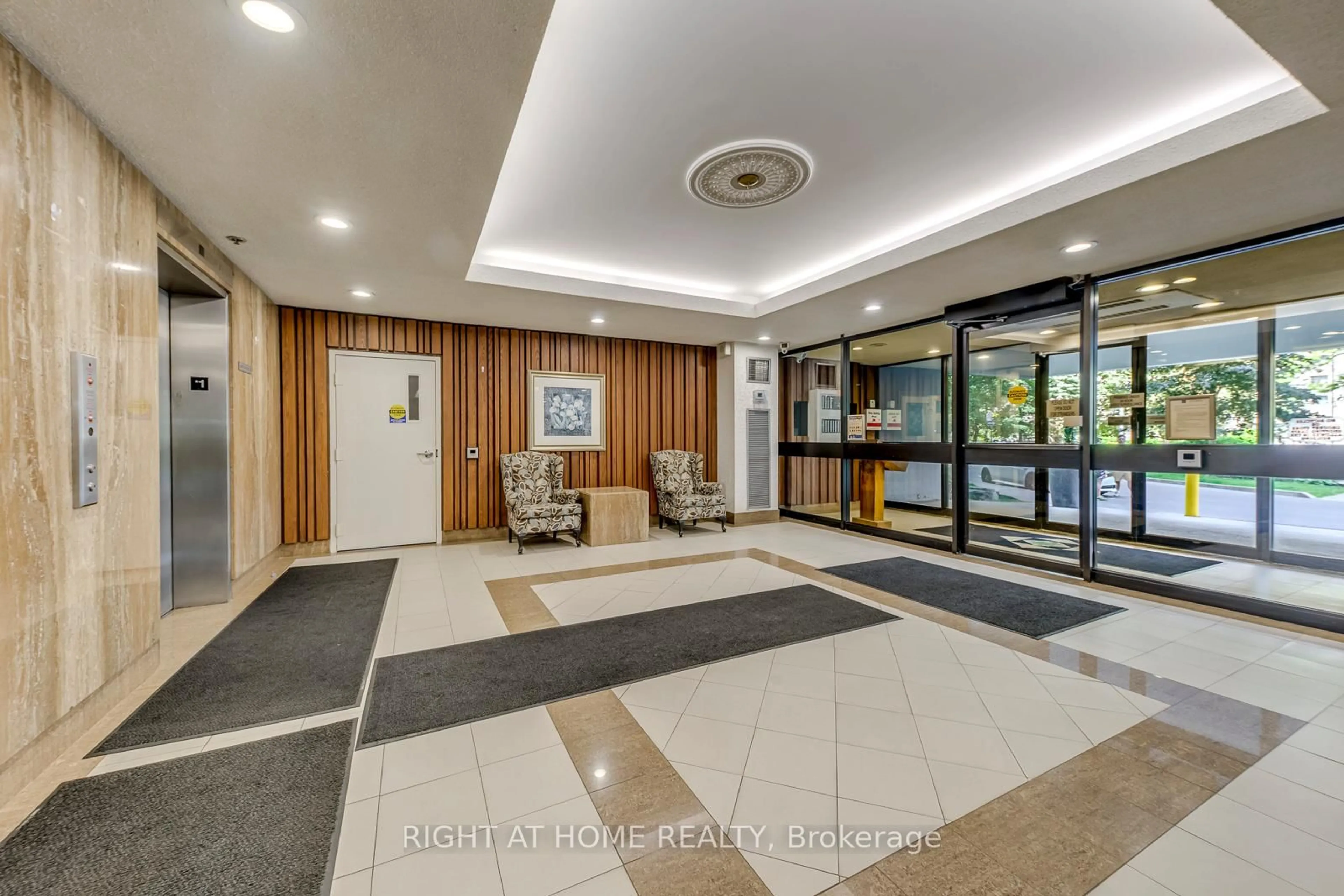 Indoor foyer for 50 Elm Dr #607, Mississauga Ontario L5A 3X2
