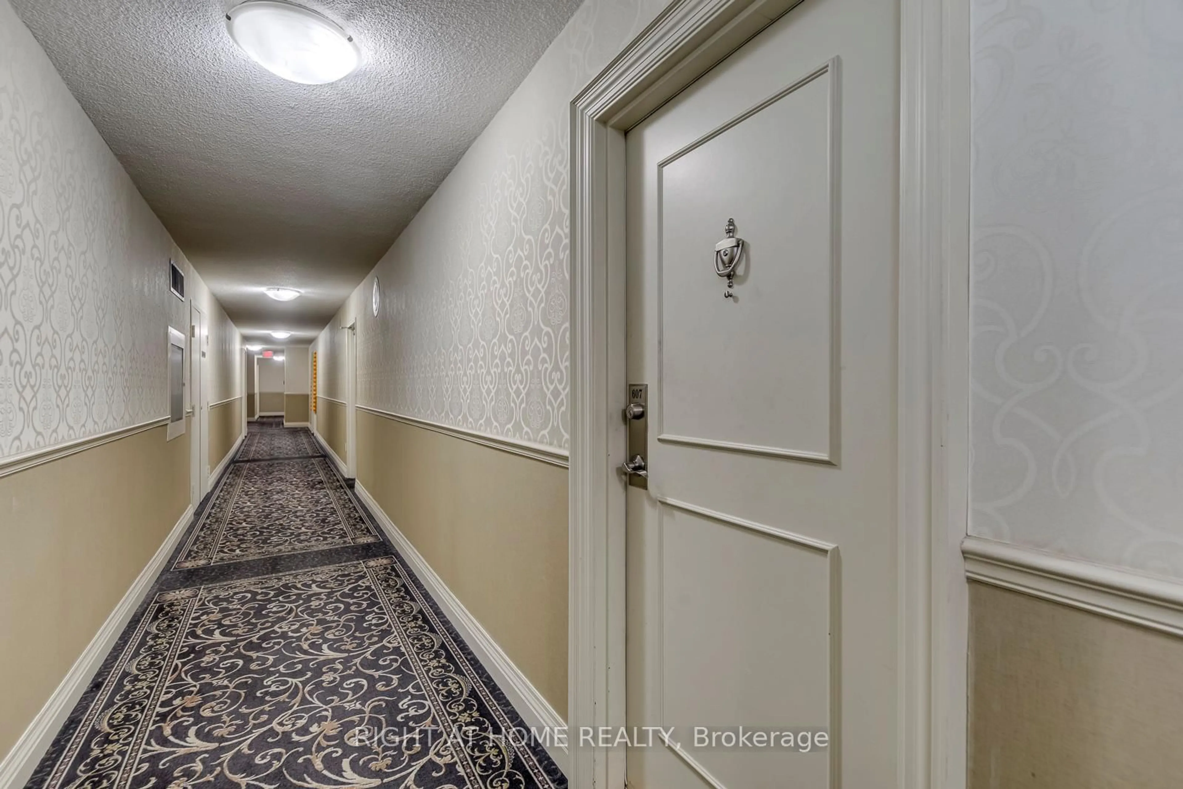Indoor foyer for 50 Elm Dr #607, Mississauga Ontario L5A 3X2
