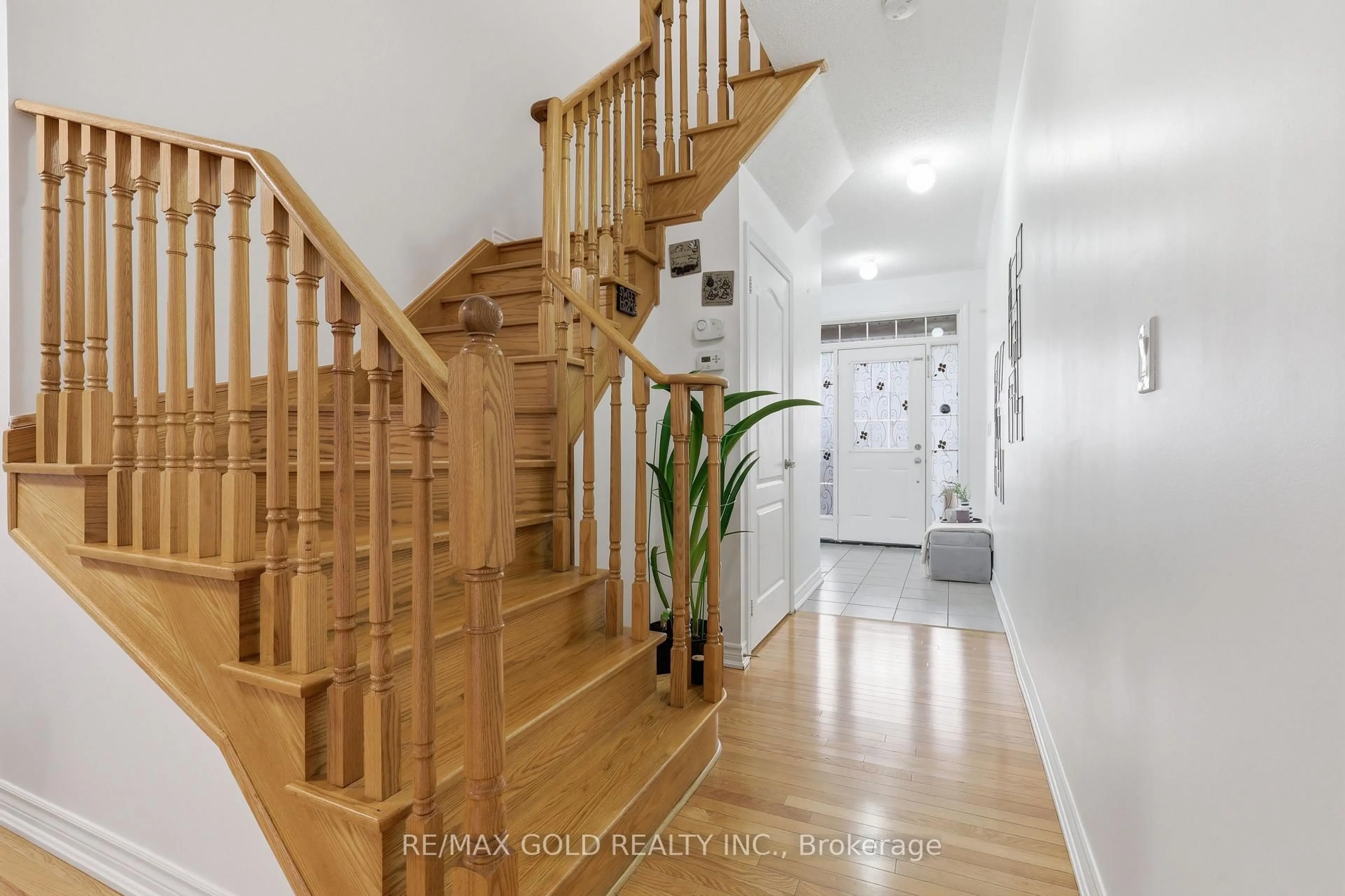 Indoor entryway for 43 Hatton Crt, Brampton Ontario L6Y 5T5