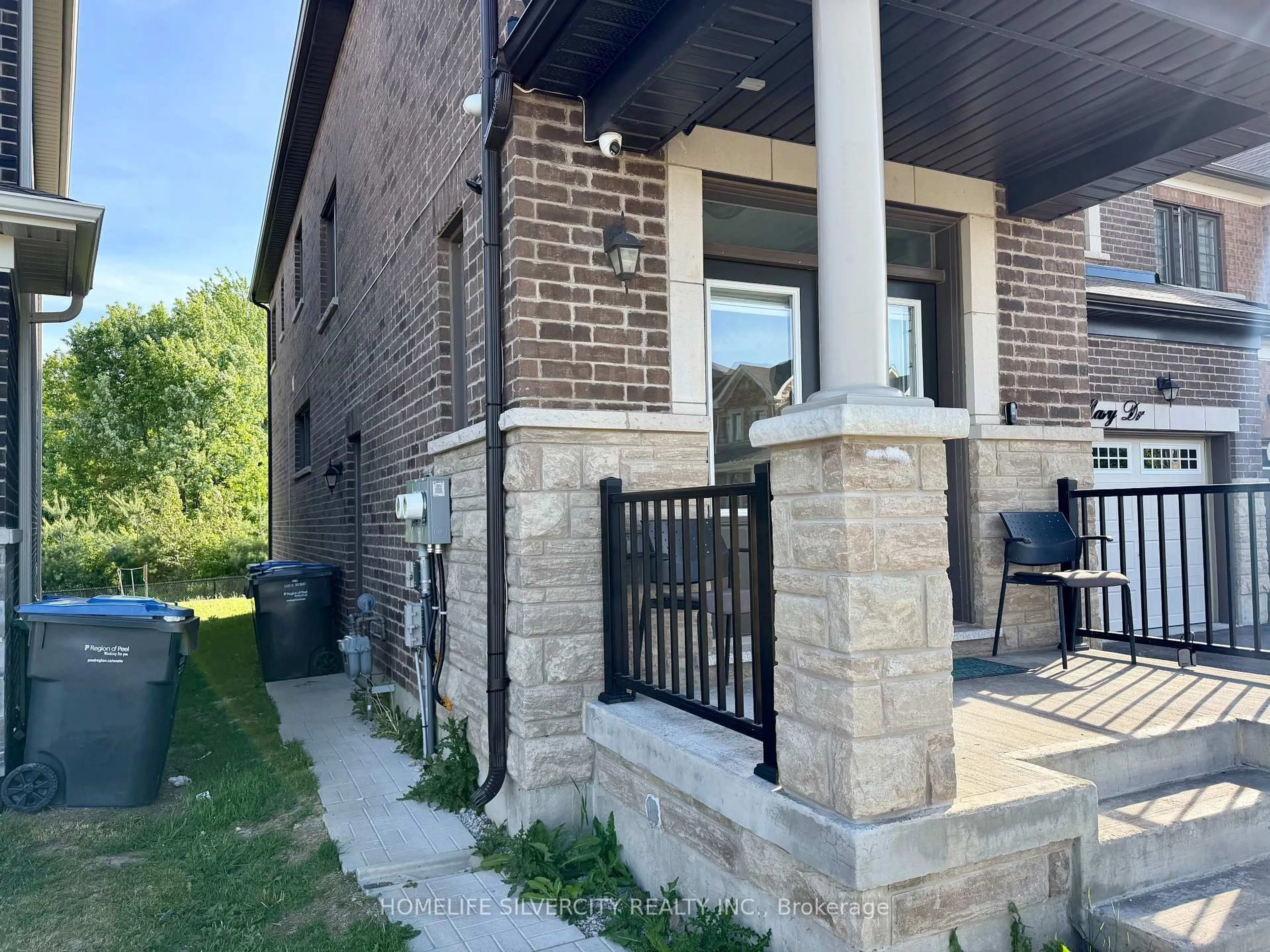 Home with brick exterior material, unknown for 588 Queen Mary Dr, Brampton Ontario L7A 5H5