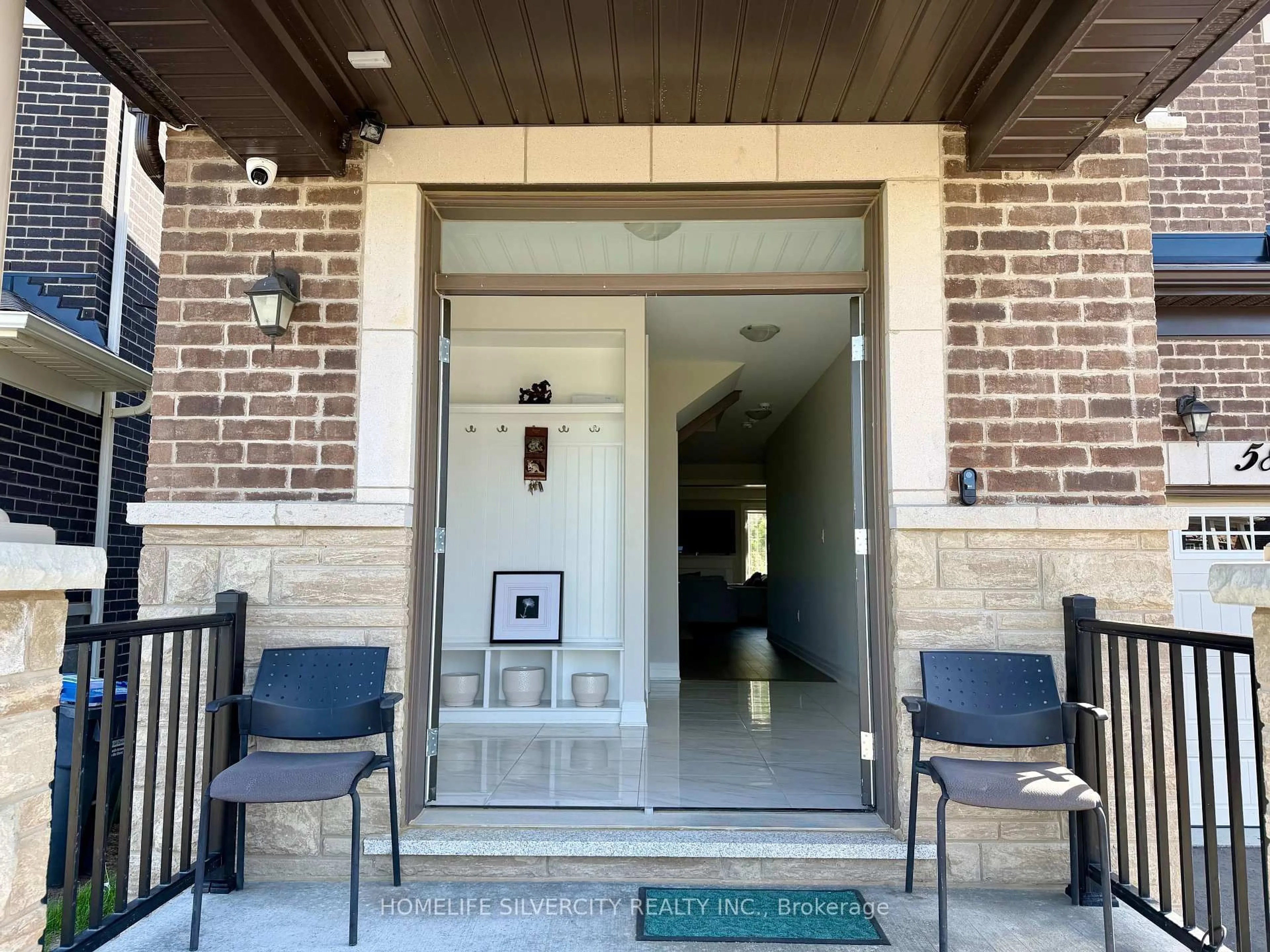 Indoor entryway for 588 Queen Mary Dr, Brampton Ontario L7A 5H5