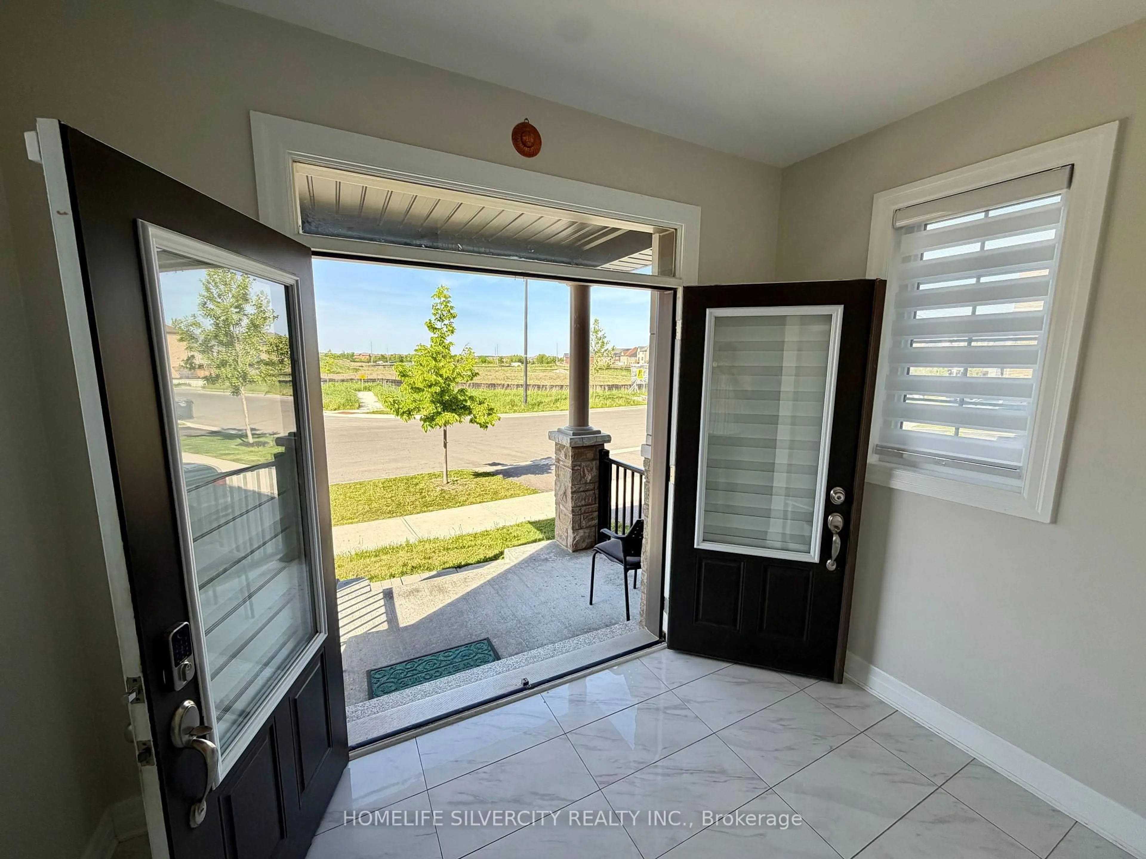 Indoor entryway for 588 Queen Mary Dr, Brampton Ontario L7A 5H5