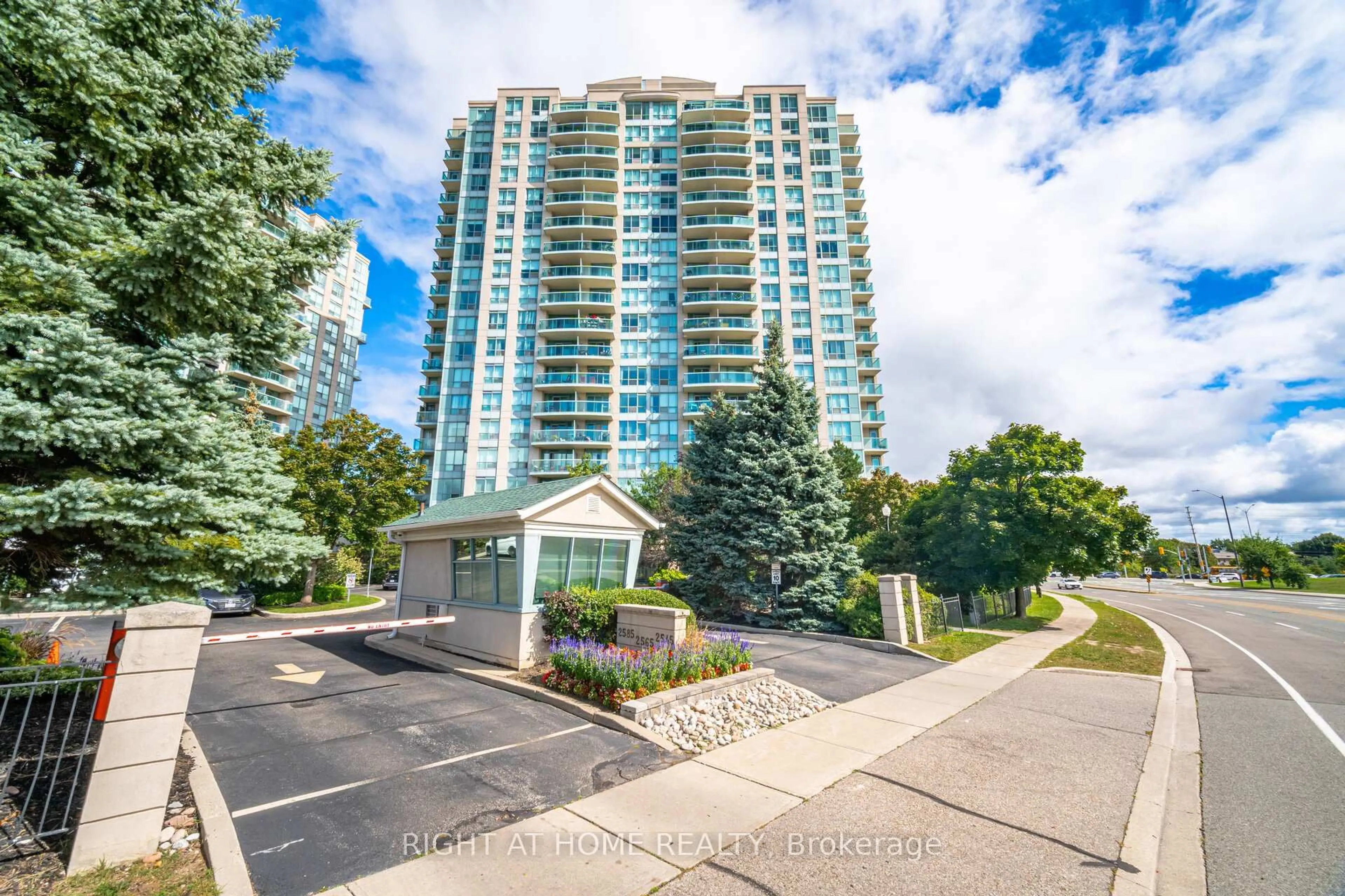 A pic from outside/outdoor area/front of a property/back of a property/a pic from drone, building for 2545 Erin Centre Blvd #1211, Mississauga Ontario L5M 6Z9