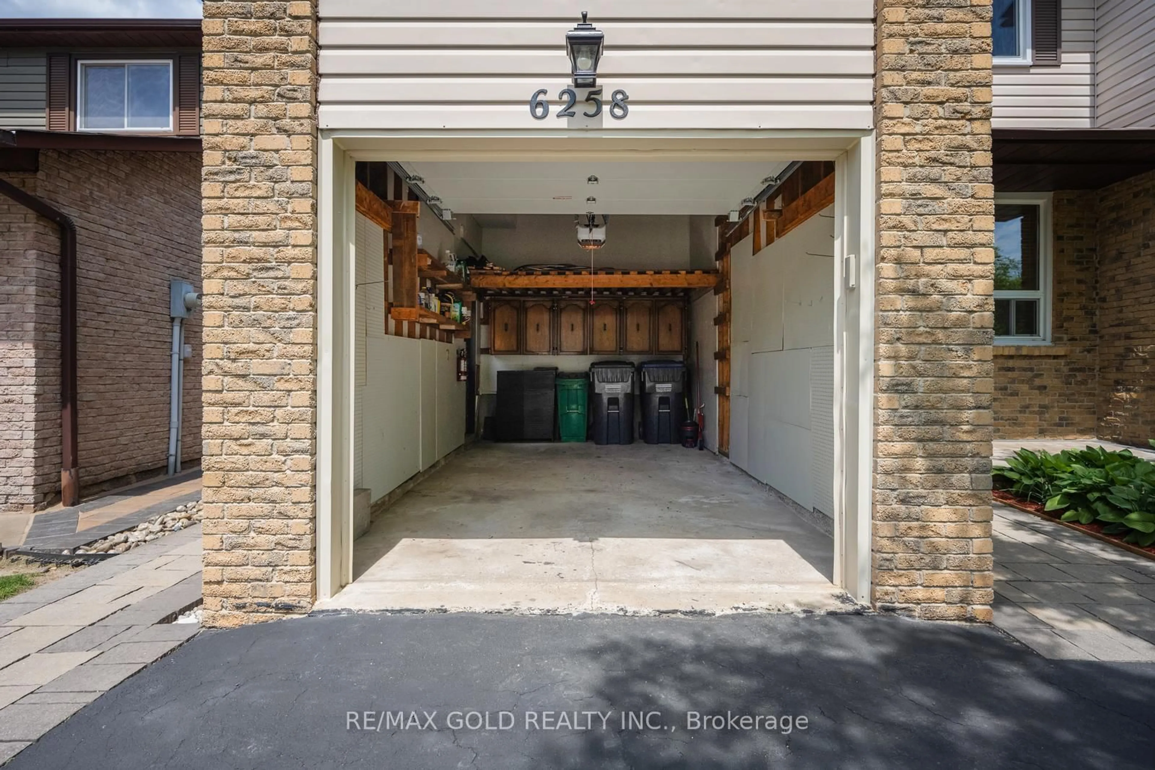 Indoor garage for 6258 Atherly Cres, Mississauga Ontario L5N 2J2