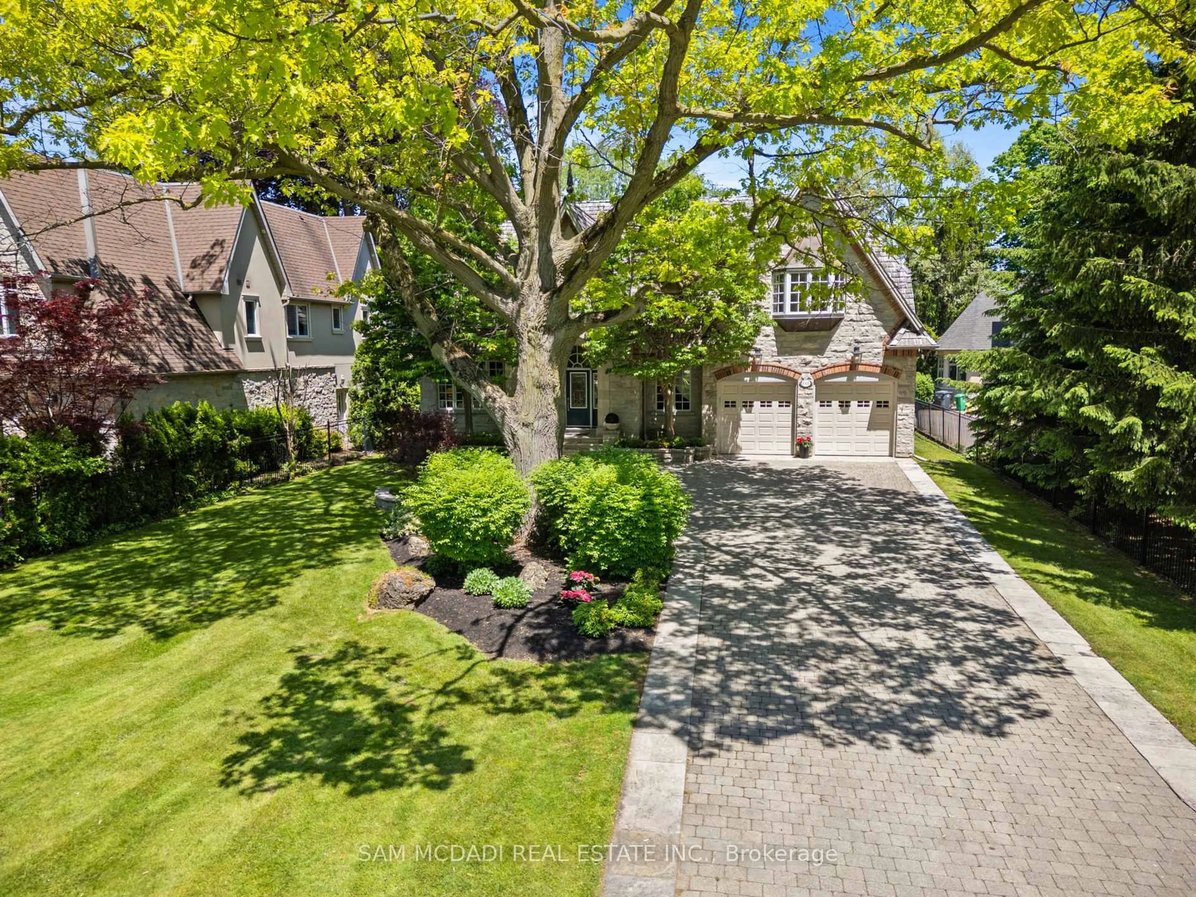A pic from outside/outdoor area/front of a property/back of a property/a pic from drone, street for 1301 Mississauga Rd, Mississauga Ontario L5H 2J1