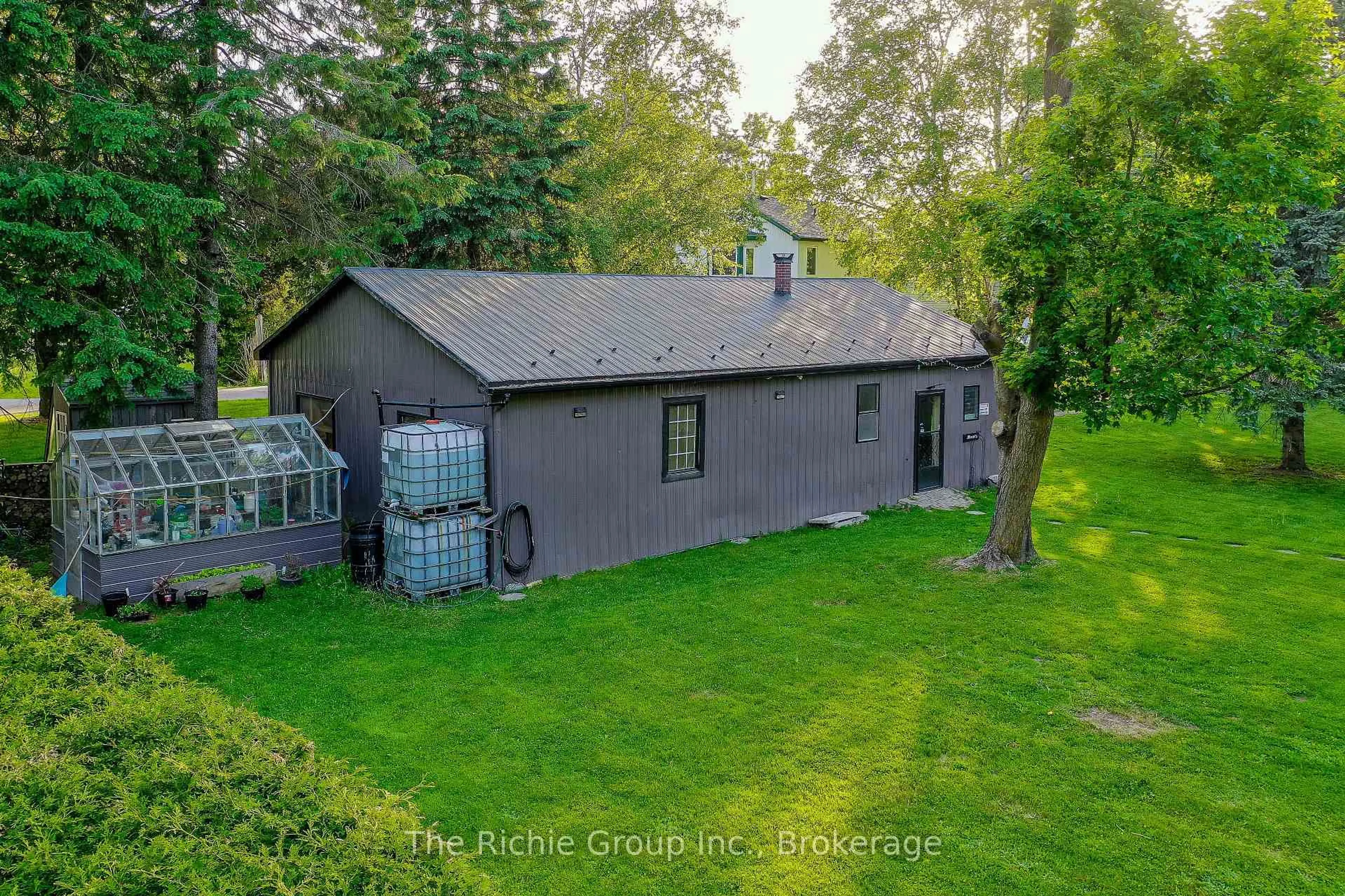 A pic from outside/outdoor area/front of a property/back of a property/a pic from drone, building for 17 Travelled Rd, Caledon Ontario L7K 1B7