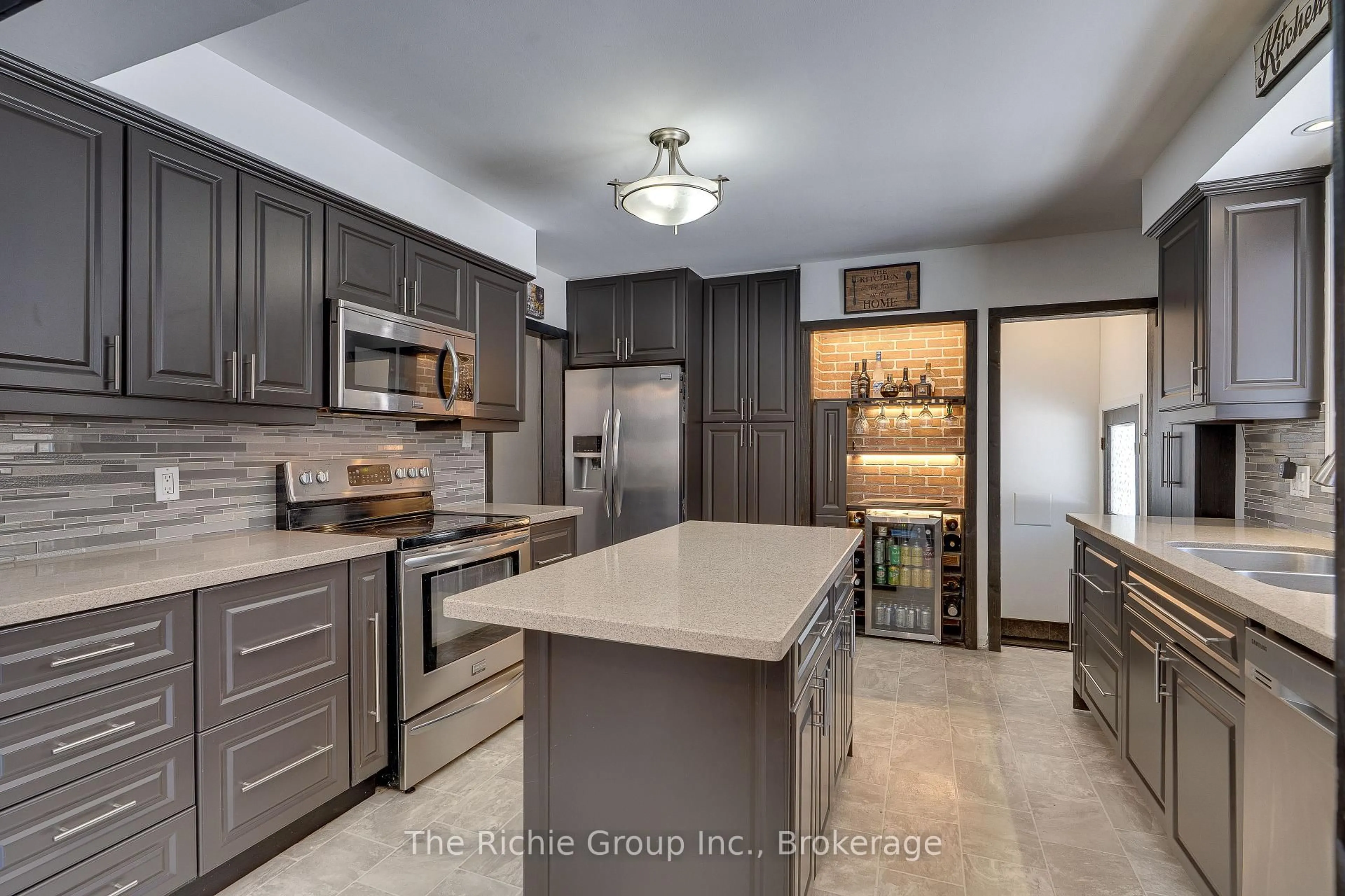 Open concept kitchen, ceramic/tile floor for 17 Travelled Rd, Caledon Ontario L7K 1B7