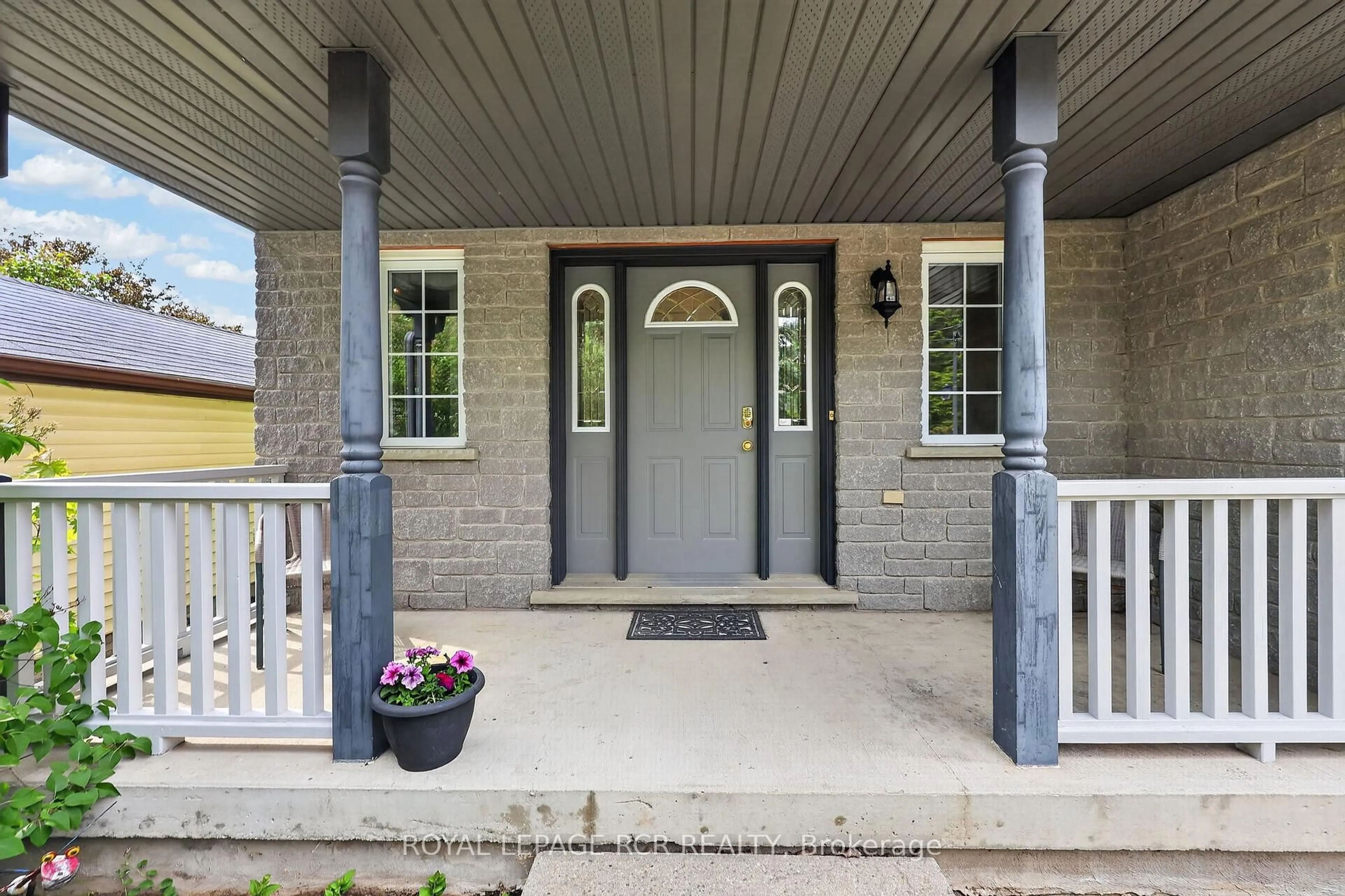 Indoor entryway for 1552 Queen St, Caledon Ontario L7K 0C2