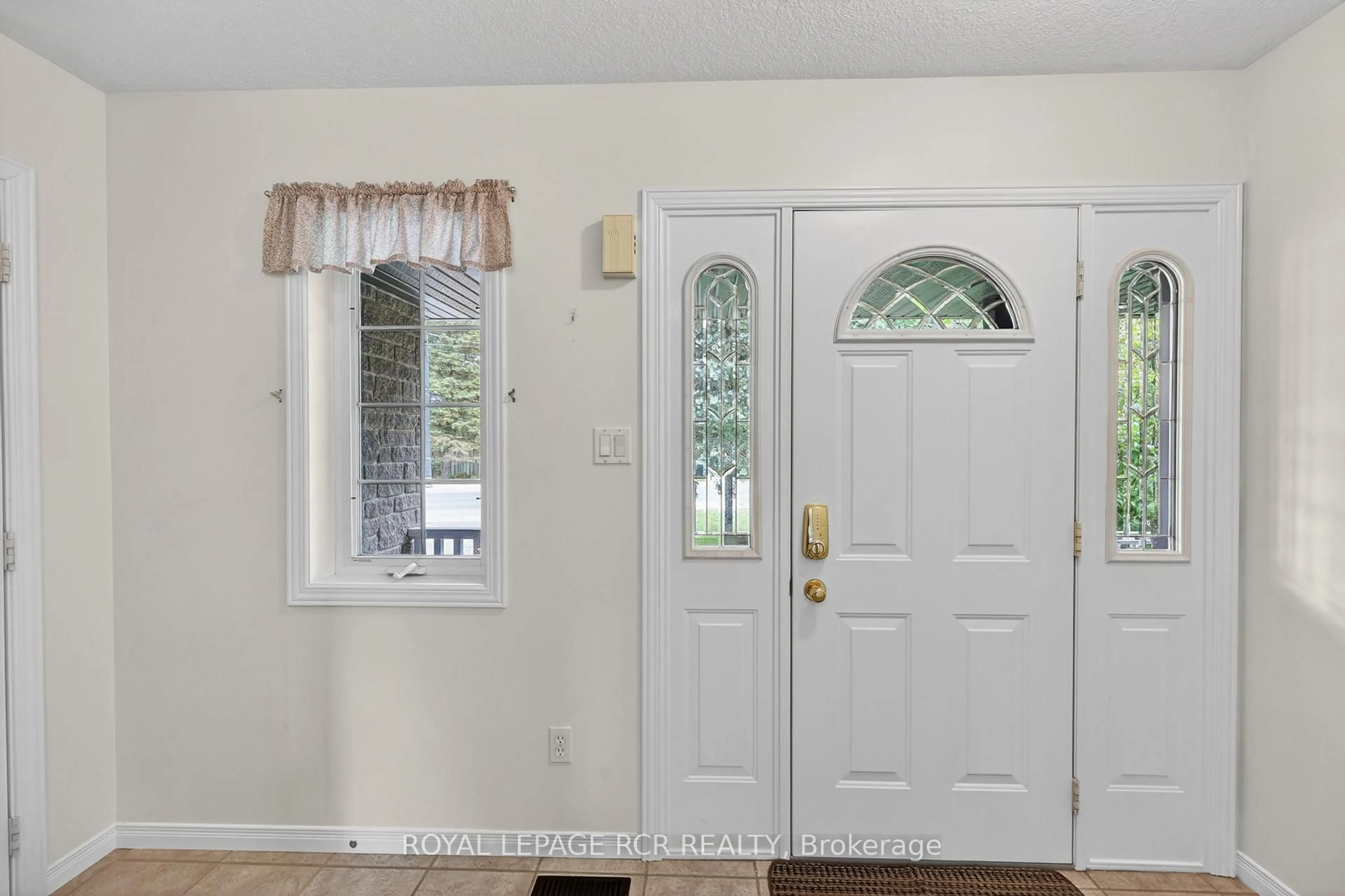 Indoor entryway for 1552 Queen St, Caledon Ontario L7K 0C2