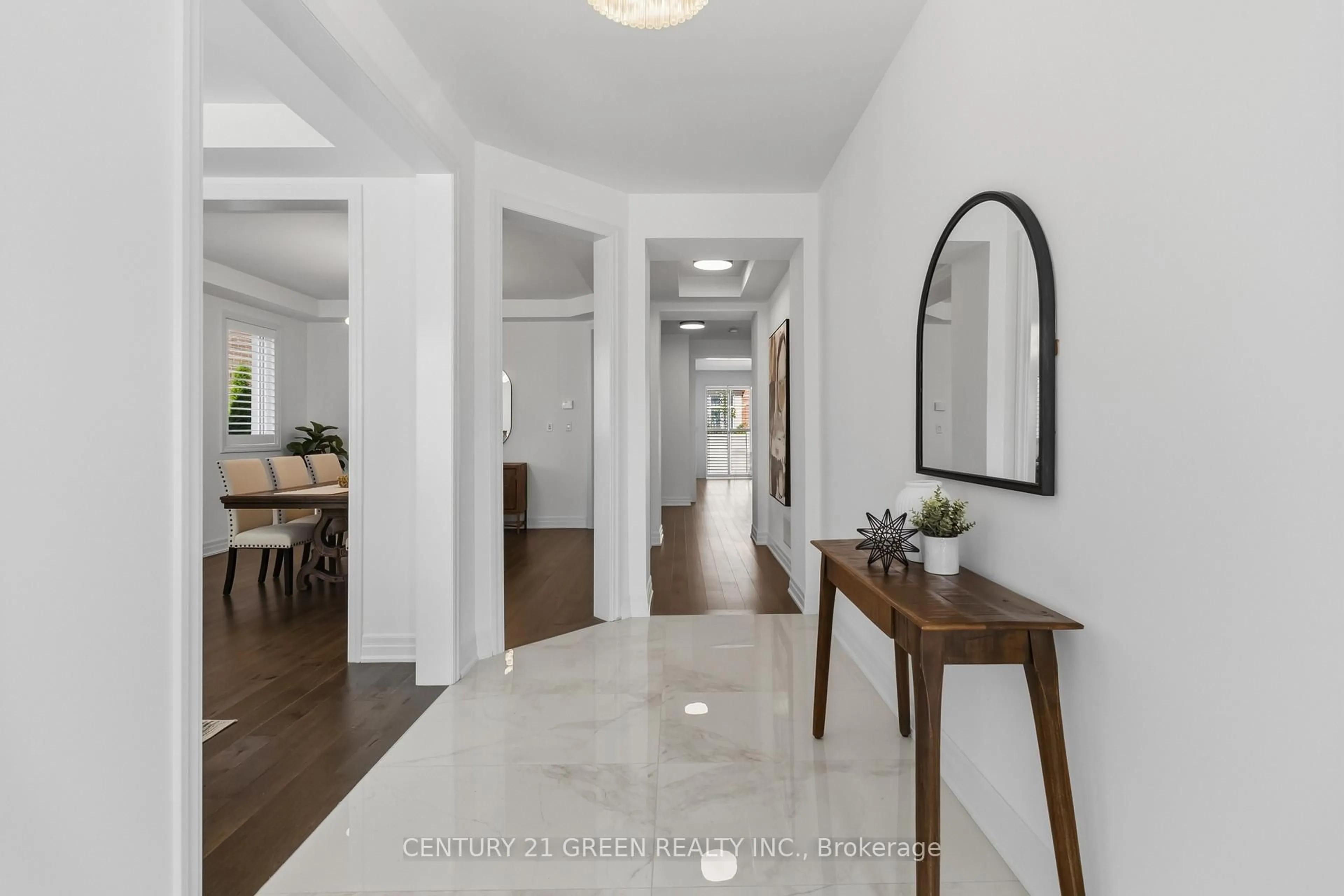Indoor foyer for 140 Magnolia Cres, Oakville Ontario L6M 4M1