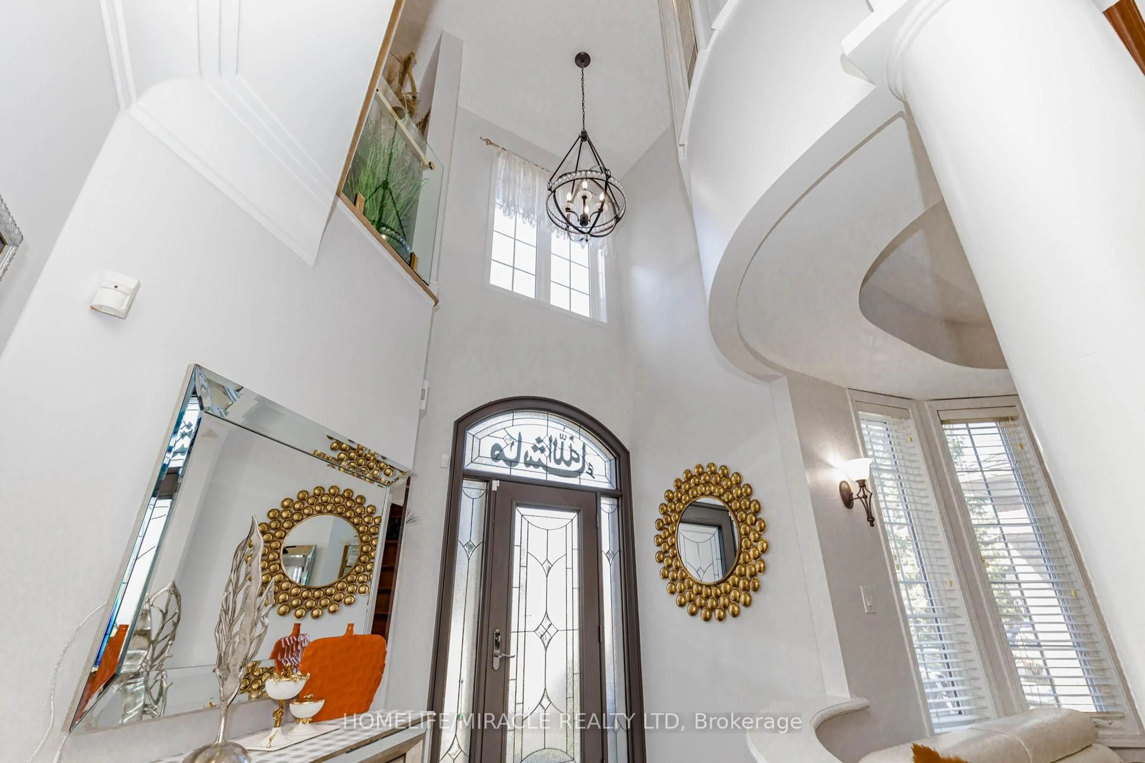 Indoor foyer for 3339 Crompton Cres, Mississauga Ontario L5B 4C7