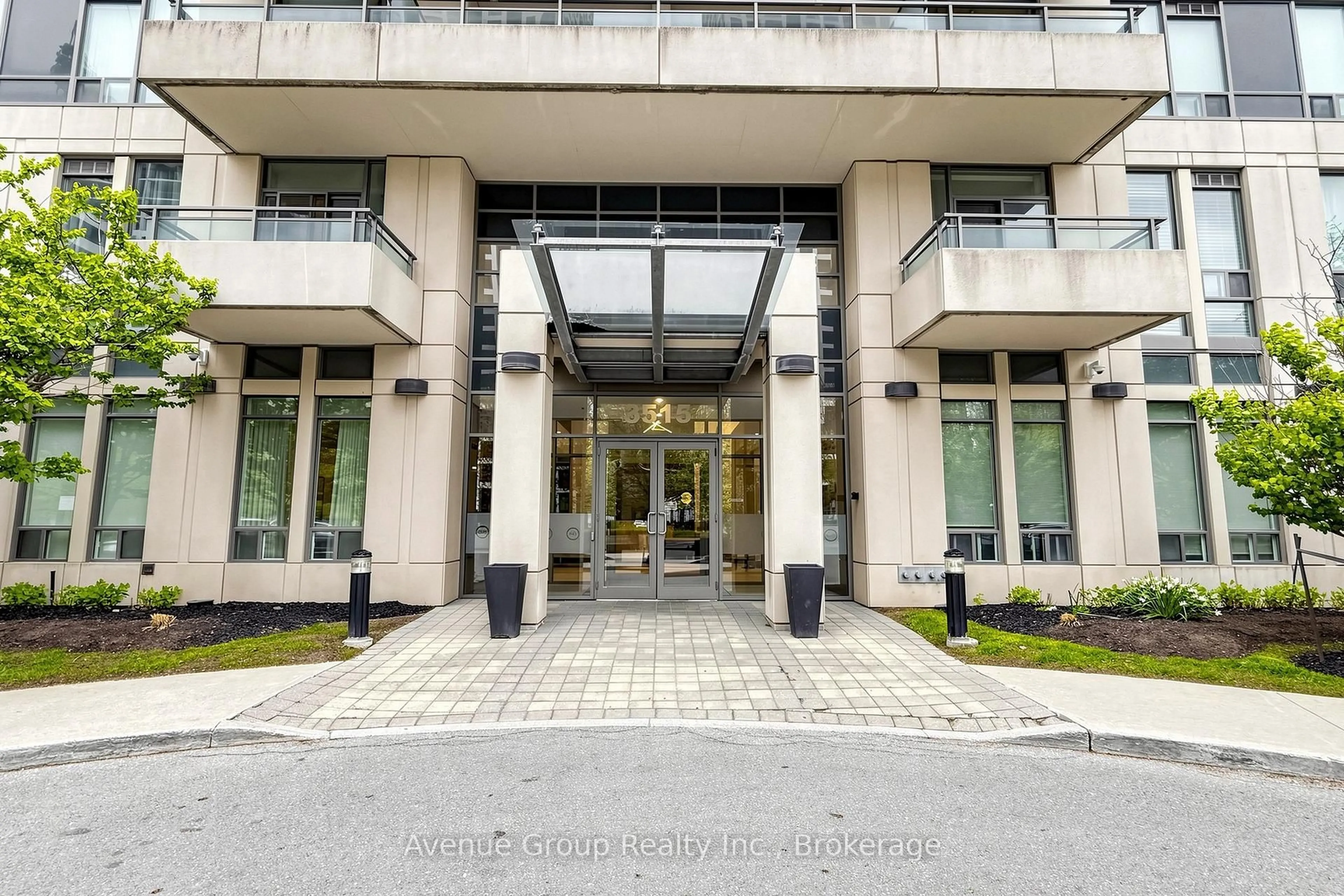Indoor foyer for 3515 Kariya Dr #2801, Mississauga Ontario L5B 0C1